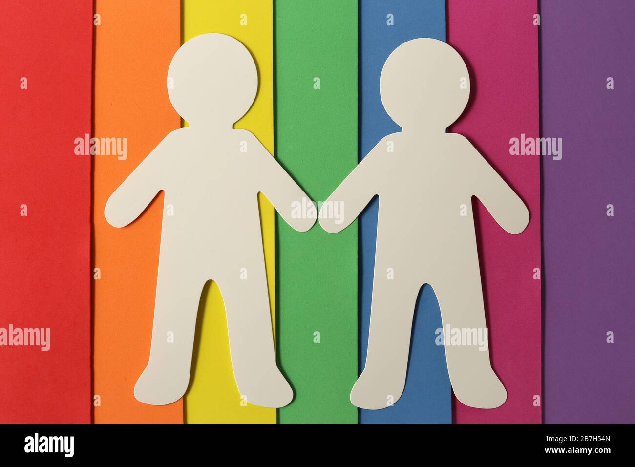 LGBT-Kultursymbol, homosexuelles Familienkonzept, Silhouette von Frauen auf farbigem Flag Stockfoto