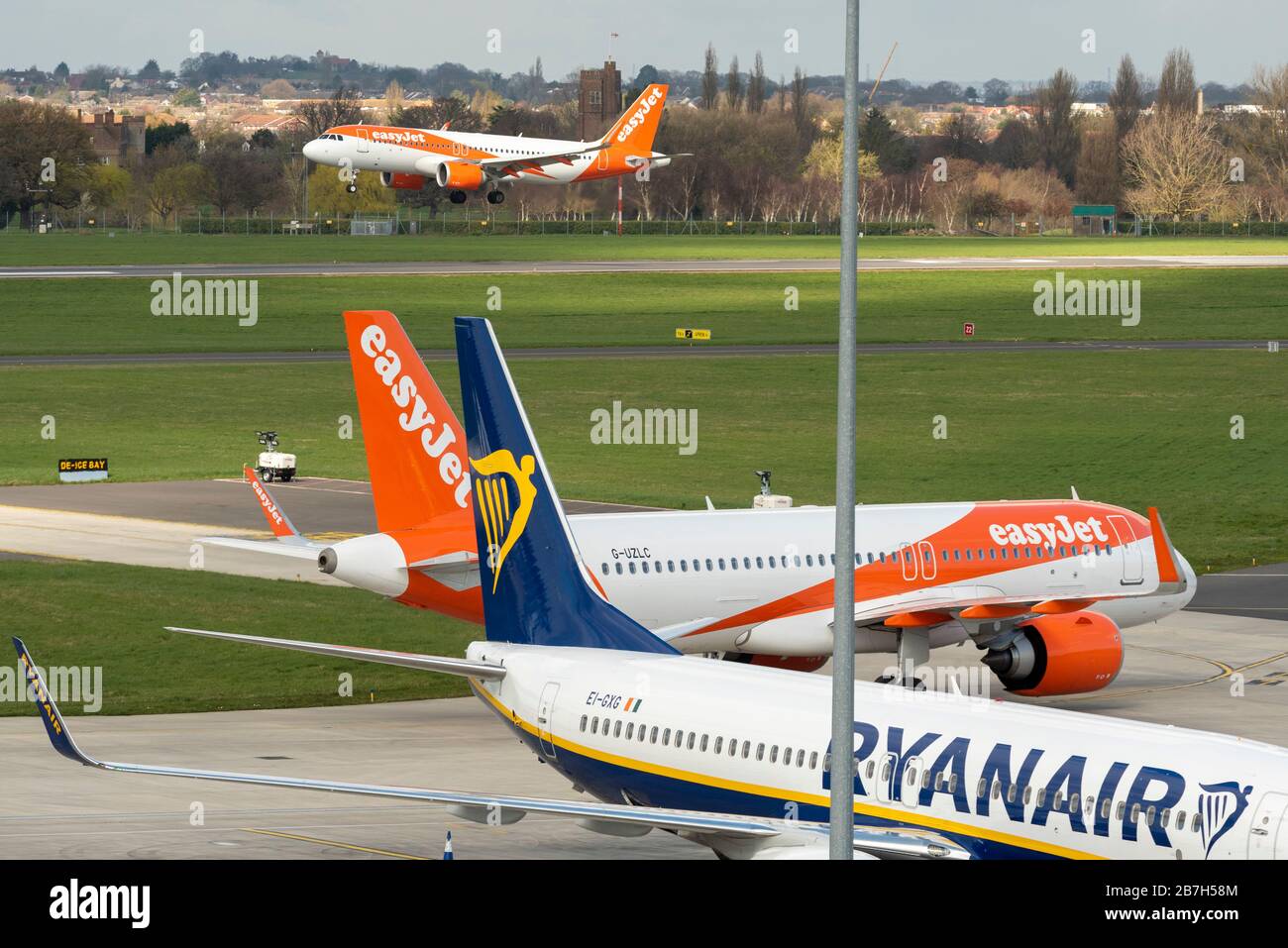 London Southend Airport, Essex, Großbritannien. März 2020. EasyJet hat alle Liniendienste von und nach Spanien mit Ausnahme einer Handvoll Rückführungsflüge gestrichen. Die letzten Ankünfte aus Alicante und Málaga sind am Flughafen London-Southend angekommen, mit einer Ankunft am Abend aus Barcelona. Das Flugzeug wird wahrscheinlich bis zur Wiederinbetriebnahme am Flughafen gelagert. Southend ist auch eine Basis für Ryanair, die auch eine Verringerung der Operationen sieht und seine Flybe Routen verloren hat. EZY7436 von Málaga Landing Stockfoto