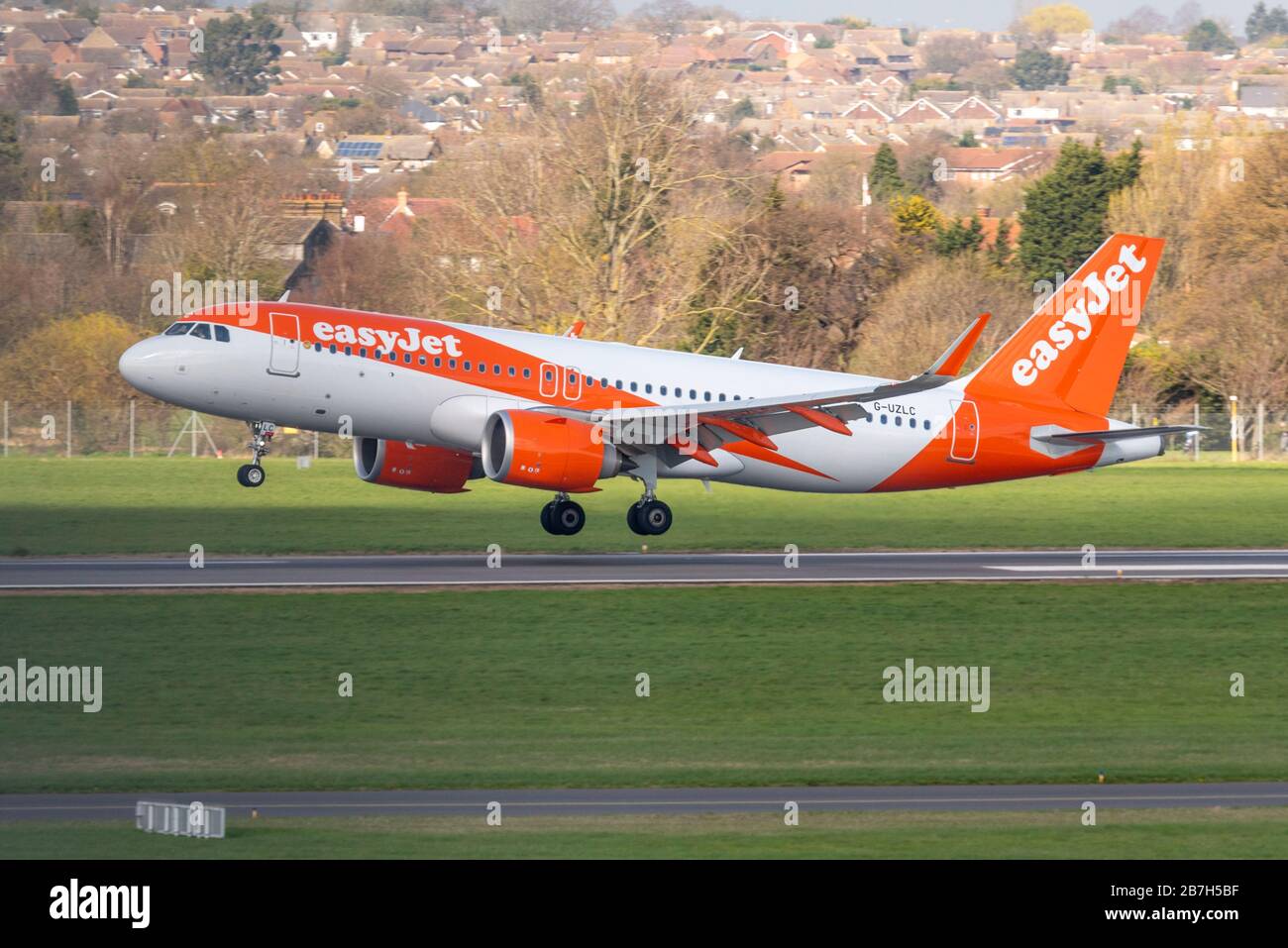 London Southend Airport, Essex, Großbritannien. März 2020. EasyJet hat alle Liniendienste von und nach Spanien mit Ausnahme einer Handvoll Rückführungsflüge gestrichen. Die letzten Ankünfte aus Alicante und Málaga sind am Flughafen London-Southend angekommen, mit einer Ankunft am Abend aus Barcelona. Das Flugzeug wird wahrscheinlich bis zur Wiederinbetriebnahme am Flughafen gelagert. Southend ist auch eine Basis für Ryanair, die auch eine Verringerung der Operationen sieht und seine Flybe Routen verloren hat. EZY7416 aus Alicante Stockfoto