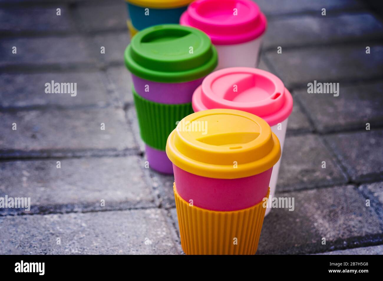 Wiederverwendbare Tassen mit verschiedenen Bambusreisen, Kaffee- oder Teetassen und Silikonkappe. Stockfoto