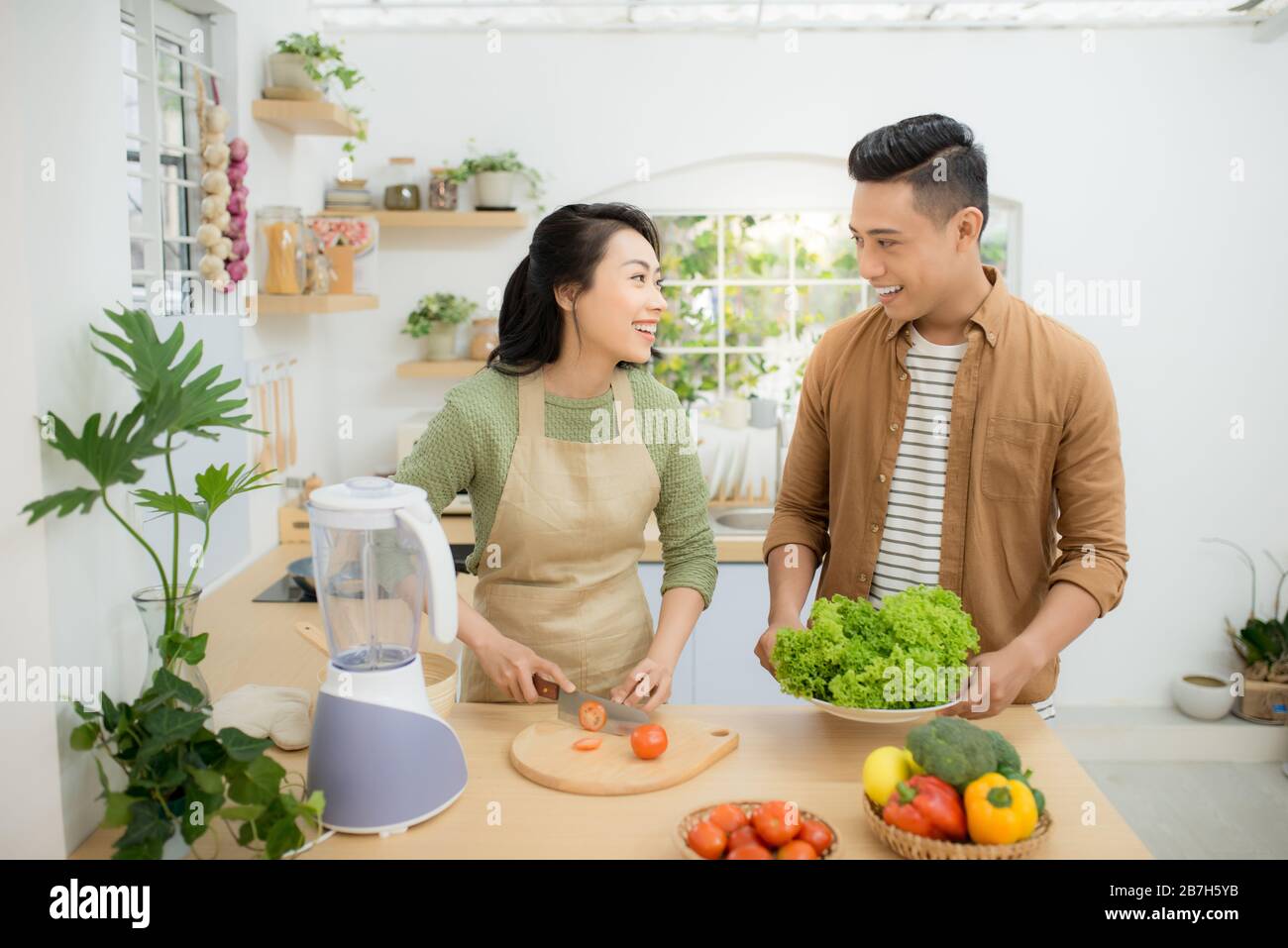 Attraktive Paar ist Kochen auf Küche. Stockfoto