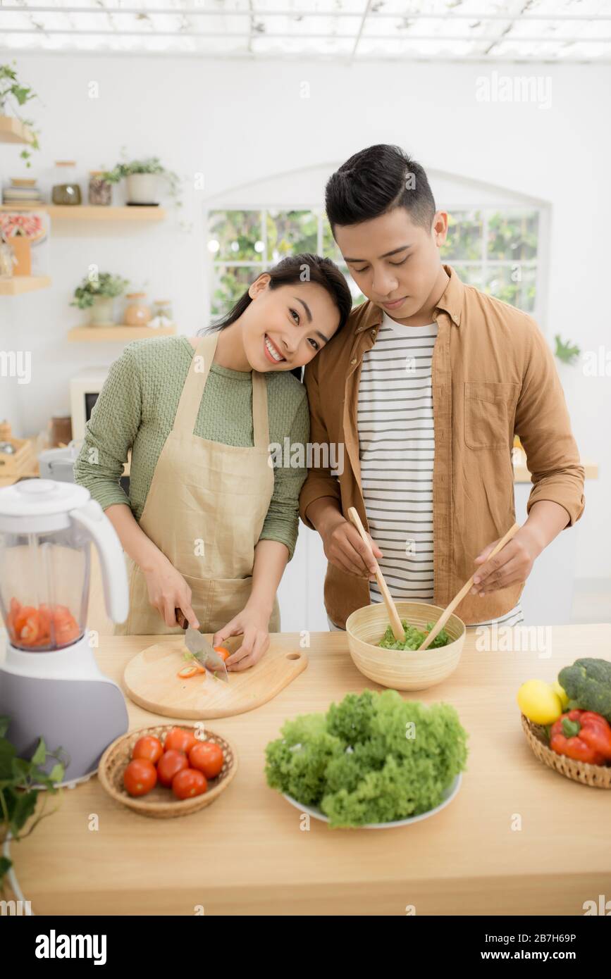 Jungen asiatischen Mann und Frau haben Zeit gesund zu Hause. Stockfoto