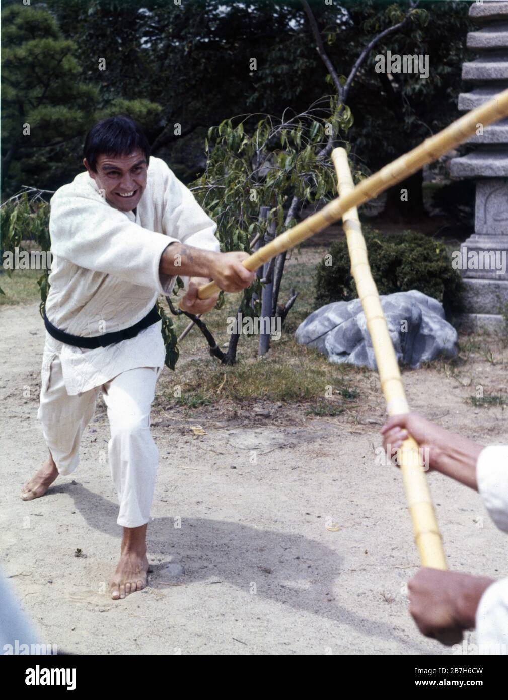 SEAN CONNERY als James Bond 007 in Ninja Training Sequence in YOU NUR