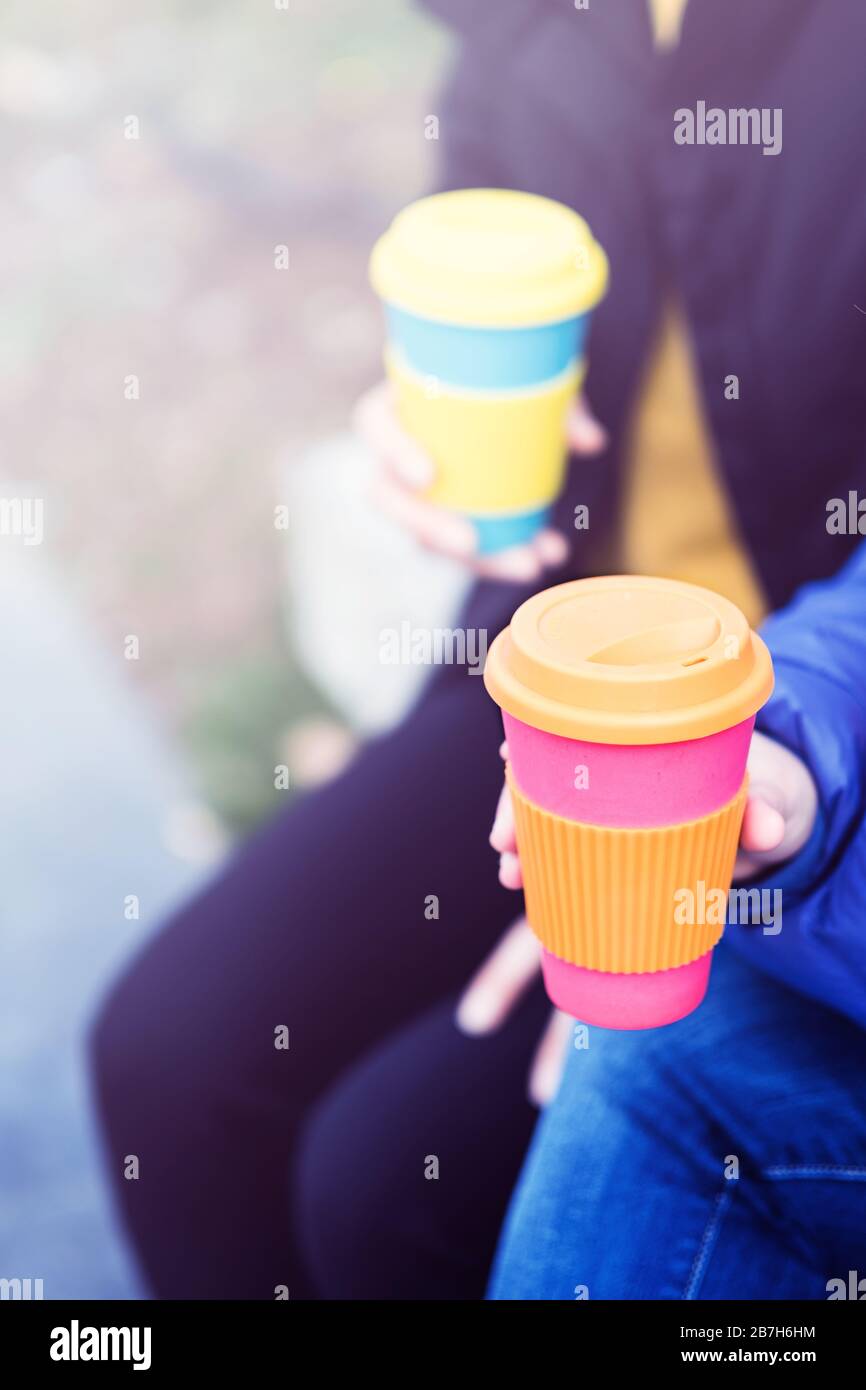 Zwei Frauen mit wiederverwendbarem Kaffeebecher. Kein Abfall. Nachhaltiges Lifestyle-Konzept. Stockfoto