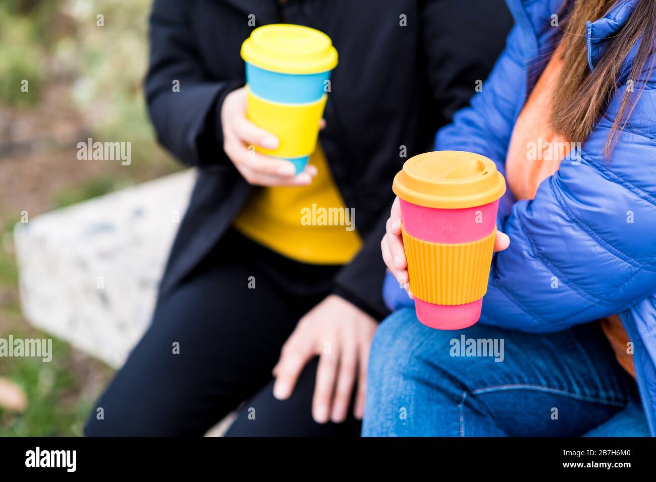 Zwei Frauen mit wiederverwendbarem Kaffeebecher. Kein Abfall. Nachhaltiges Lifestyle-Konzept. Stockfoto