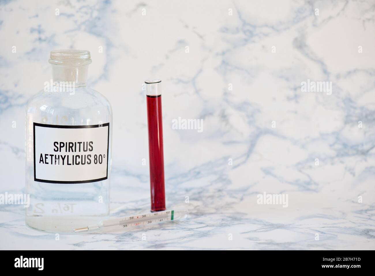 Ethanol in einer Flasche und Blutanalyse Stockfoto