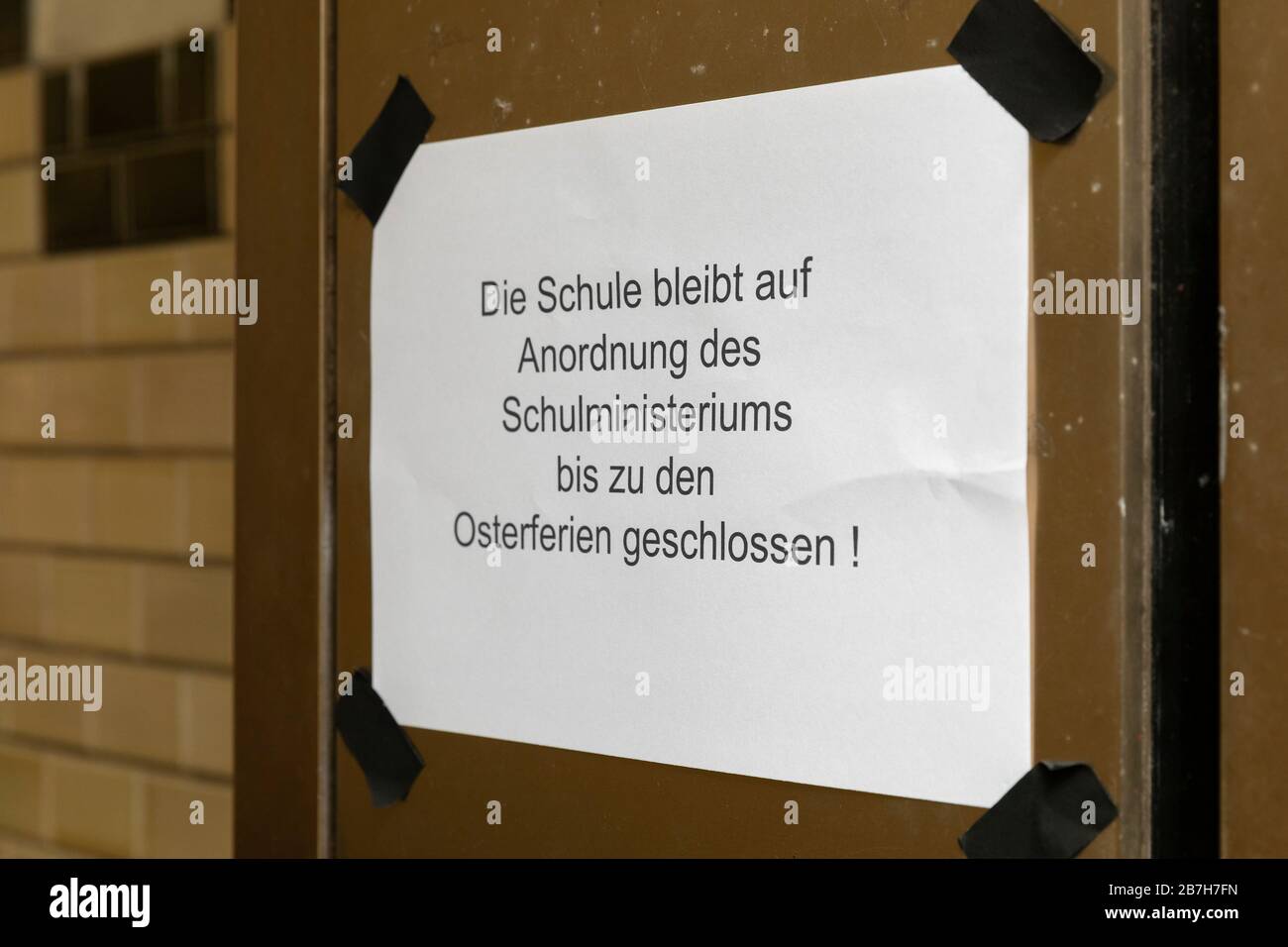 Informationen an einer Grundschule in Köln, dass die Schule wegen der Coronakrise für die nächsten Wochen geschlossen wird Stockfoto