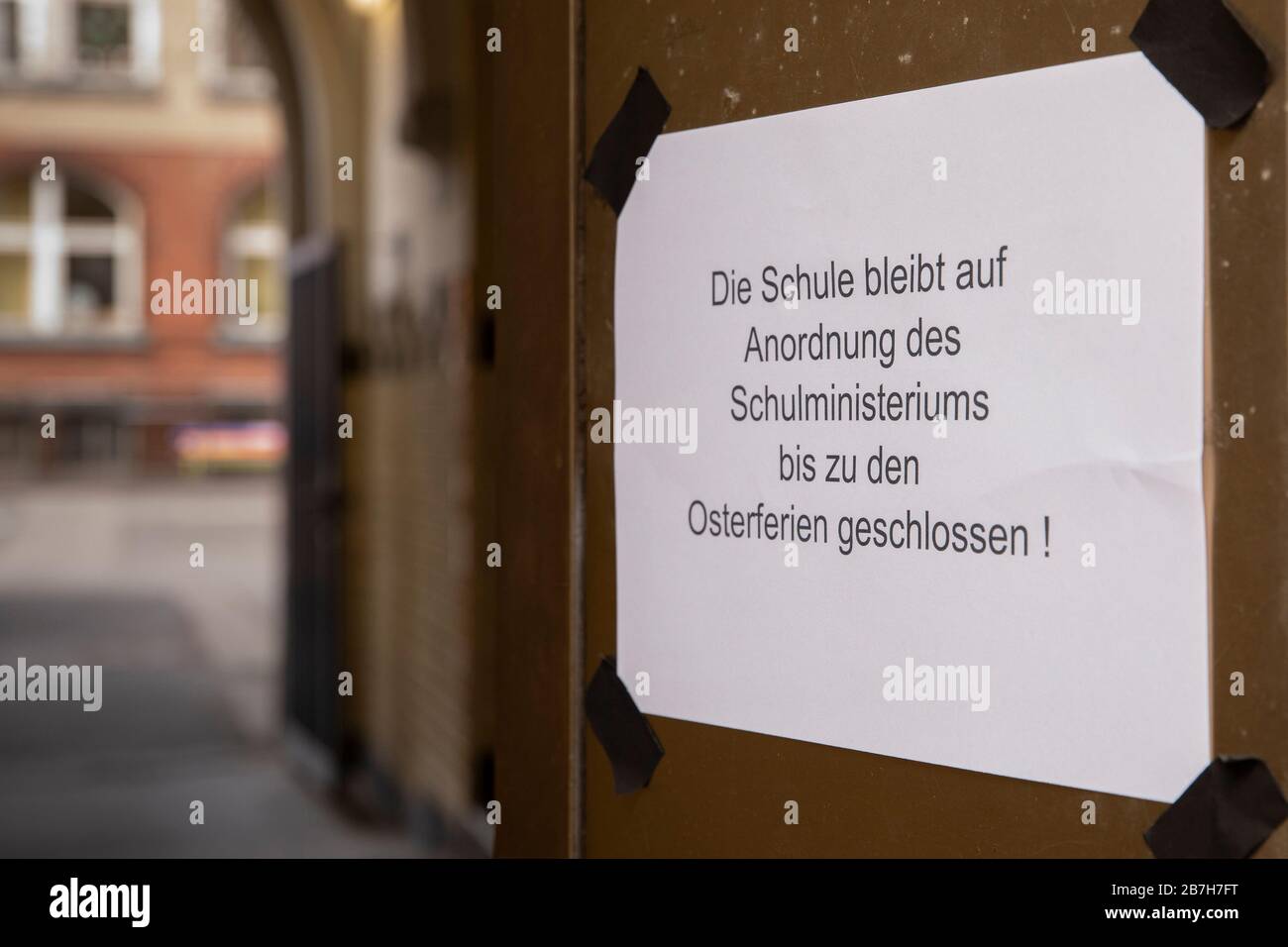 Informationen an einer Grundschule in Köln, dass die Schule wegen der Coronakrise für die nächsten Wochen geschlossen wird Stockfoto