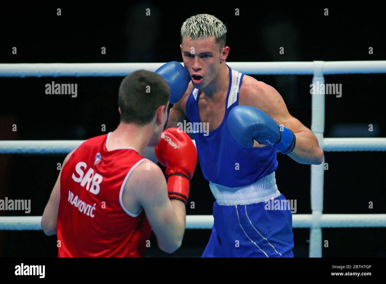 Milan Vrankovic aus Serbien, mit Red und Hugo Micallef aus Monaco, wobei er Blue in den Vorrunden für das Weltergewicht der Männer während der Straße nach Tokio, Olympia-Boxing-Qualifikation, in der Copperbox, Queen Elizabeth Olympic Park, Stratford, London, trug. März 2020. (Foto von Mitchell Gunn/Espa-Images) Stockfoto