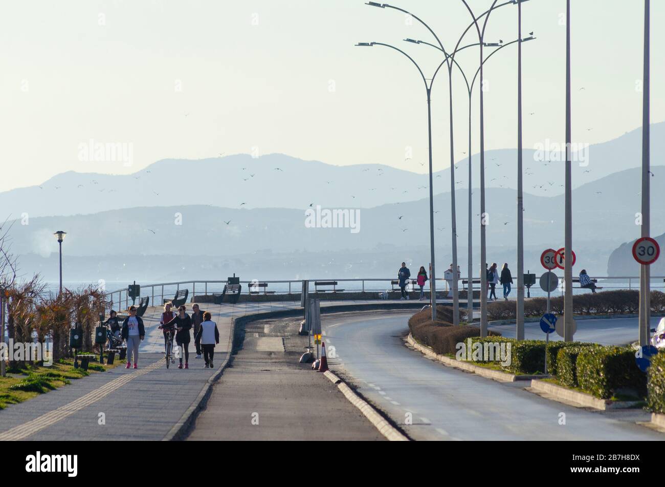 ALEXANDROUPOLI, GRIECHENLAND - 11. März 2020 - Menschen an der Promenade in der nördlichen Küstenstadt Alexandroupoli Evros Griechenland Stockfoto