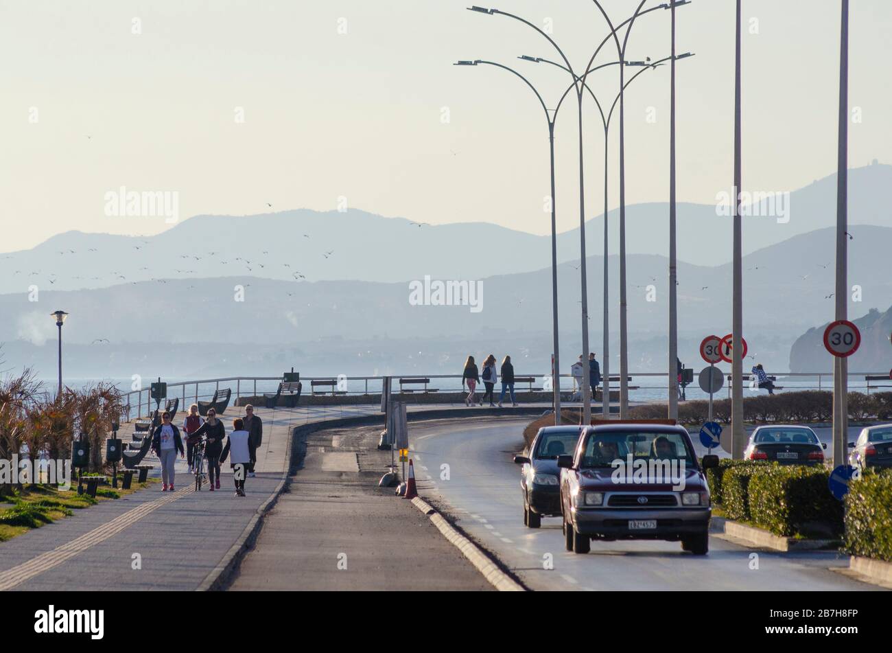 ALEXANDROUPOLI, GRIECHENLAND - 11. März 2020 - Menschen an der Promenade in der nördlichen Küstenstadt Alexandroupoli Evros Griechenland Stockfoto
