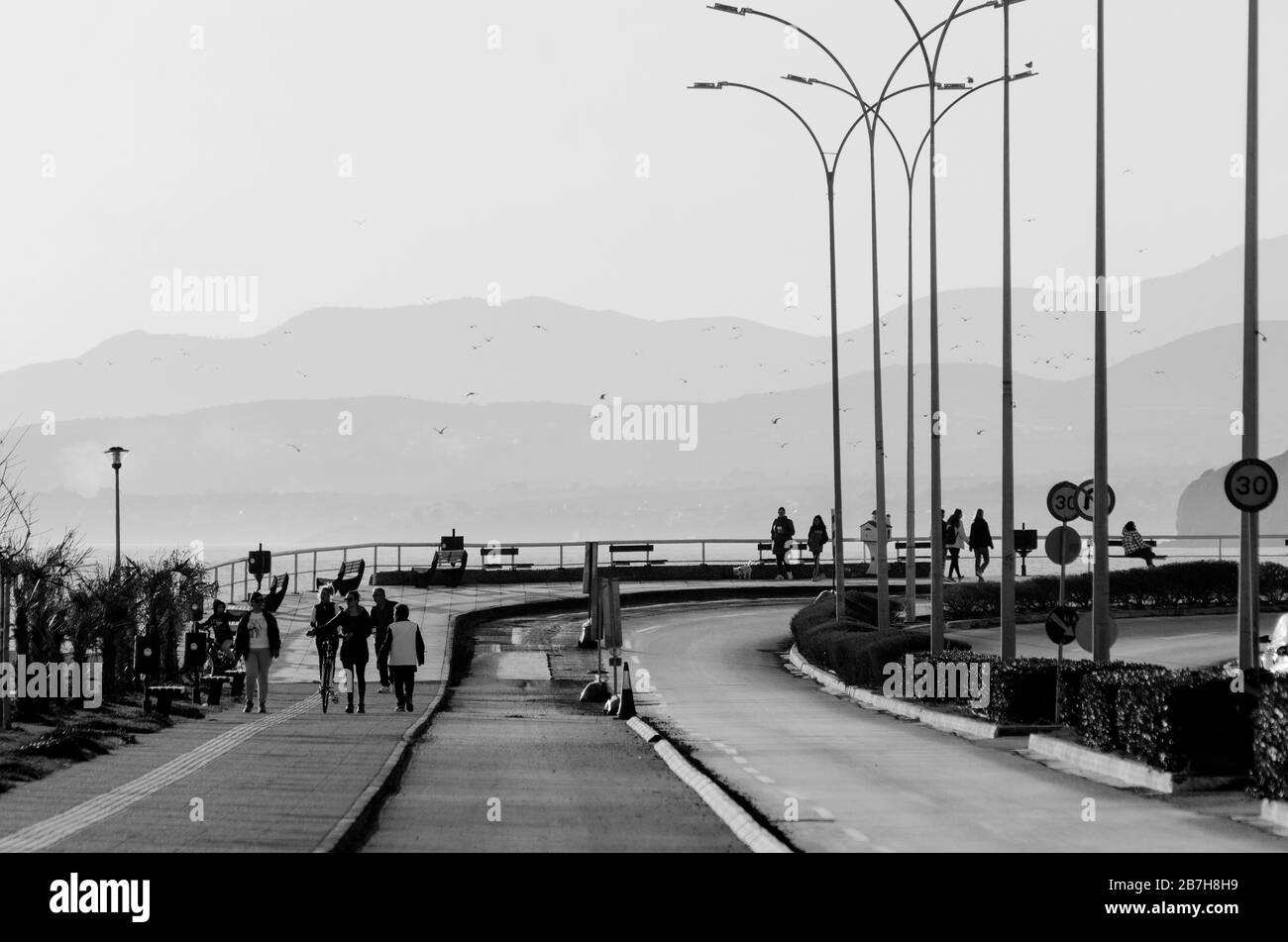 Menschen an der Promenade in der nördlichen Küstenstadt Alexandroupoli Evros Griechenland Stockfoto