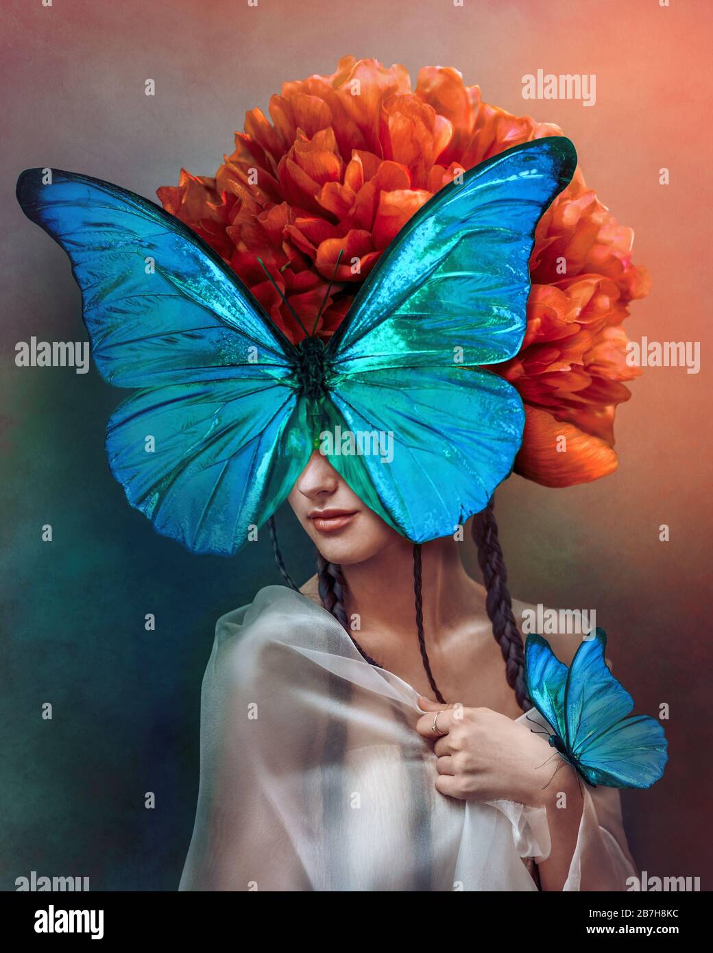 Surreales Porträt einer Frau mit Schmetterlingen und Ponyblume. Fotokunst im Art-Deco-Stil. Wunderschönes surrealistisches Kunstbild mit Blau Stockfoto