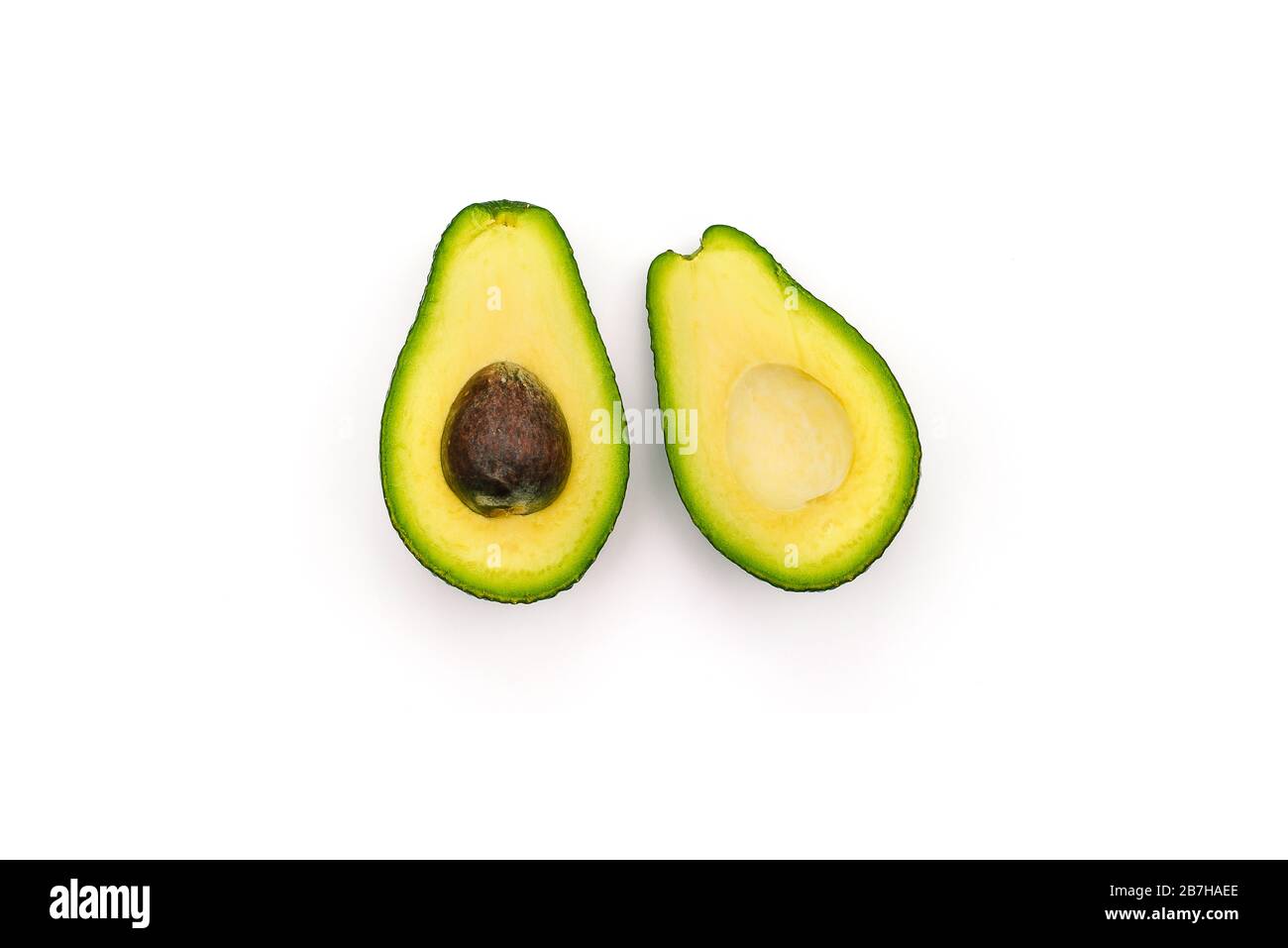 Zwei Hälften Avocado isoliert auf weißem Hintergrund. In Scheiben geschnittene Avocado-Scheiben. Kochen gesunder Lebensmittel. Stockfoto