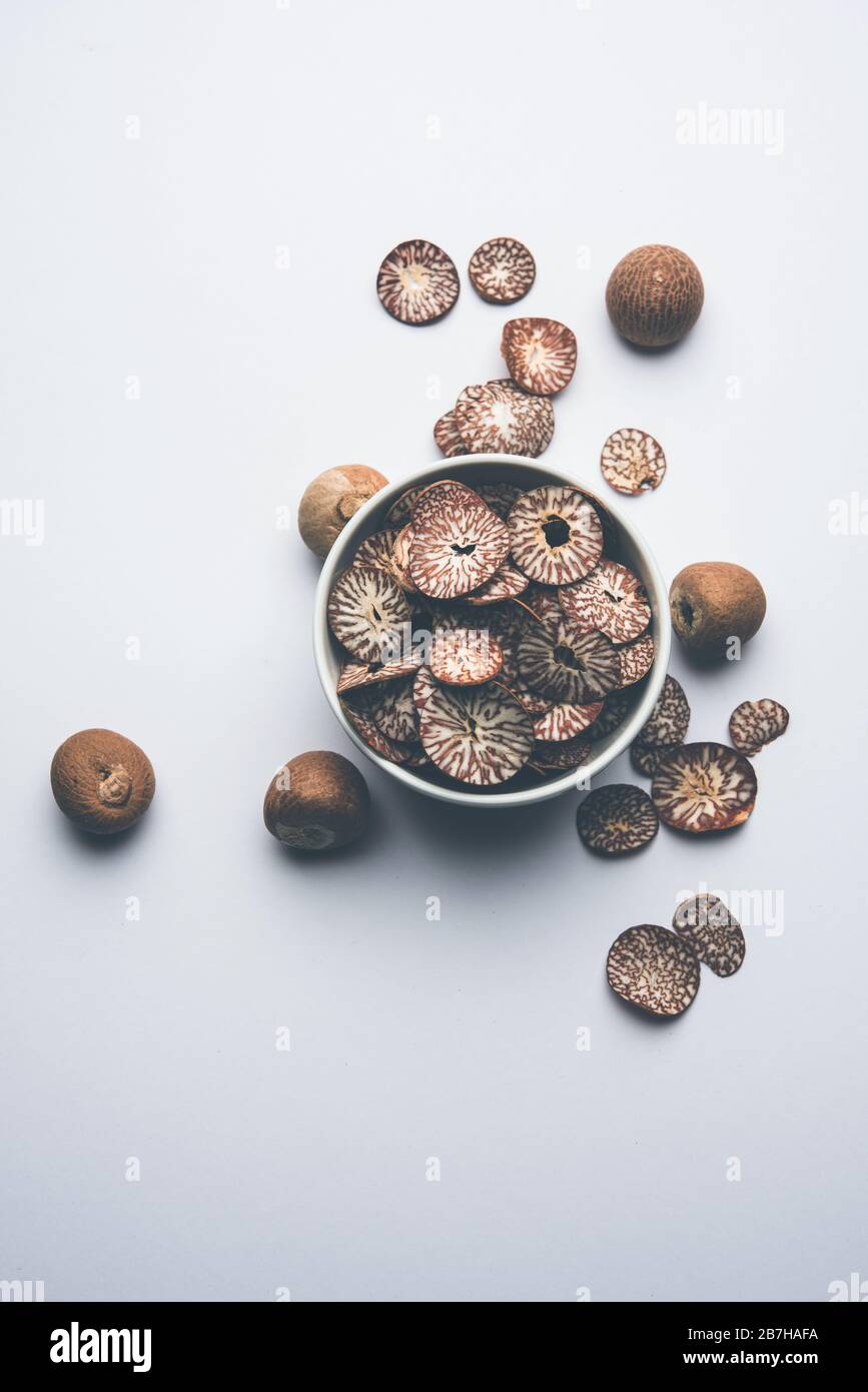 Betel-Nuss-Chips in einer Schüssel auch als Scheiben von Supari in indien bekannt, in Paan Masala verwendet Stockfoto