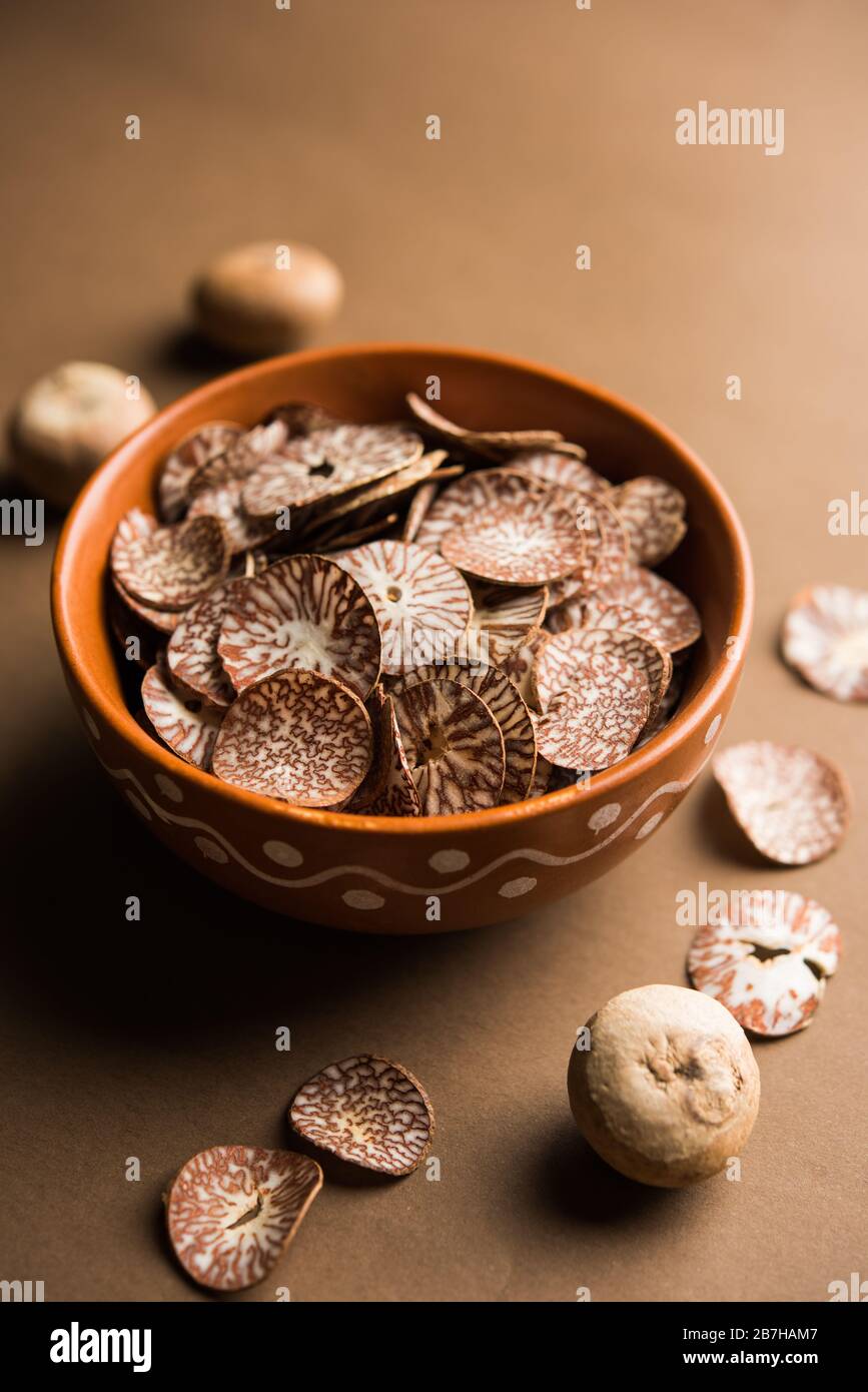 Betel-Nuss-Chips in einer Schüssel auch als Scheiben von Supari in indien bekannt, in Paan Masala verwendet Stockfoto