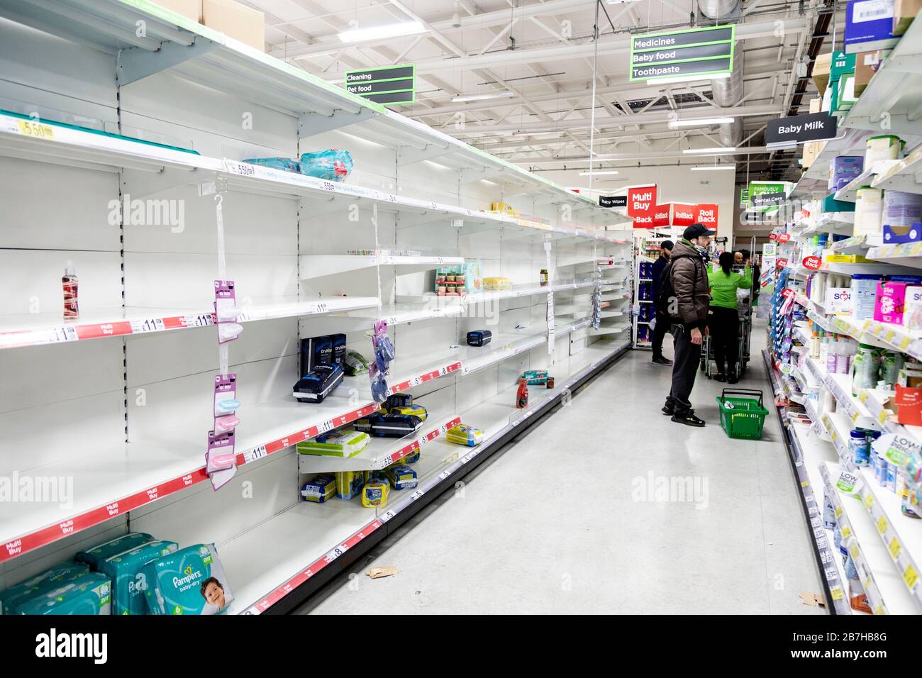 16. März 2020 - London, Großbritannien - Leerstand in den Supermarktregalen für sanitäre Produkte bei ASDA Stepney, als die Menschen in Panik kaufen, um während des Coronavirus Ausbruchs aufzufüllen Stockfoto