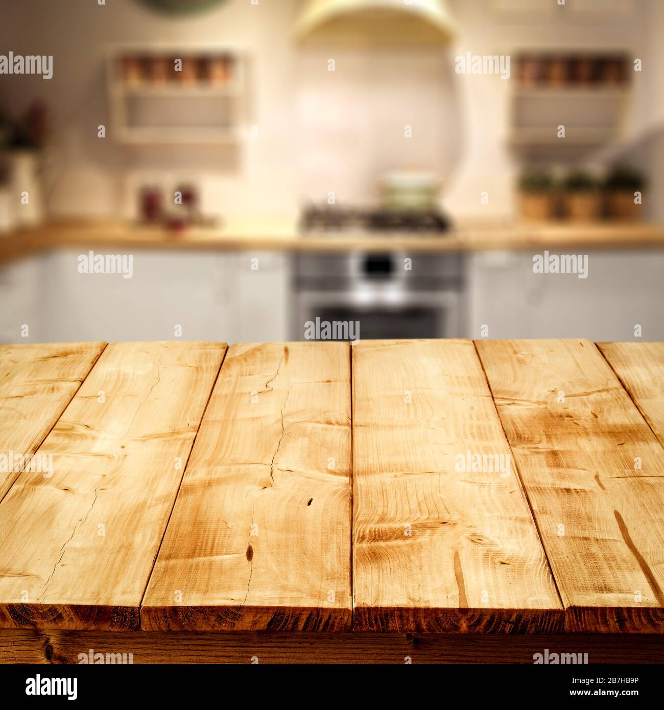 Holz-Retro-Tischplatte mit Küchenraum und Retro-Chic-Möbelhintergrund. Stockfoto