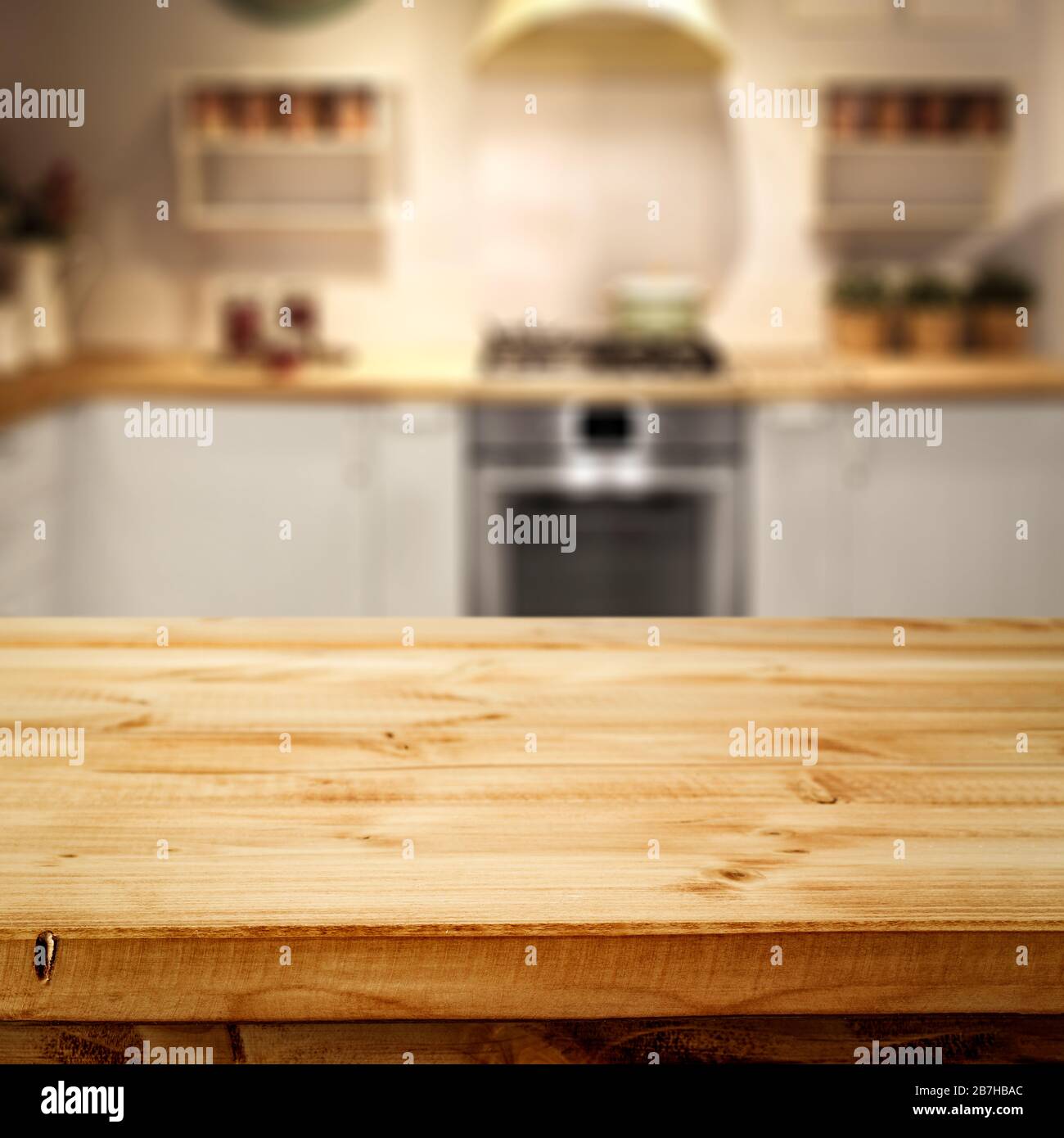 Holz-Retro-Tischplatte mit Küchenraum und Retro-Chic-Möbelhintergrund. Stockfoto