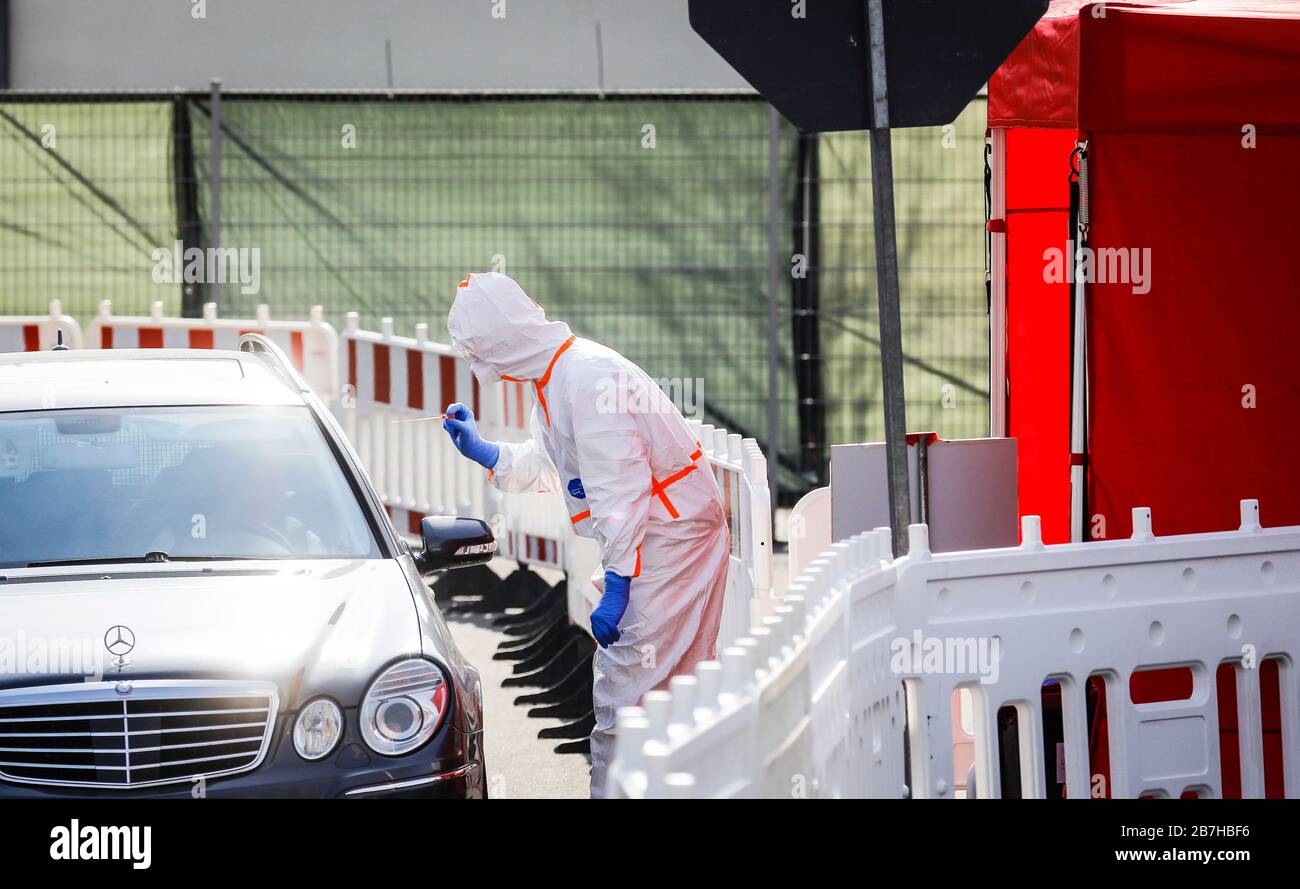 16.03.2020, Oberhausen, Ruhrgebiet, Nordrhein-Westfalen, Deutschland - Einfahren für Coronavirus Test, an der mobilen Prüfstation nimmt ein Arzt einen Schlupfstelle Stockfoto
