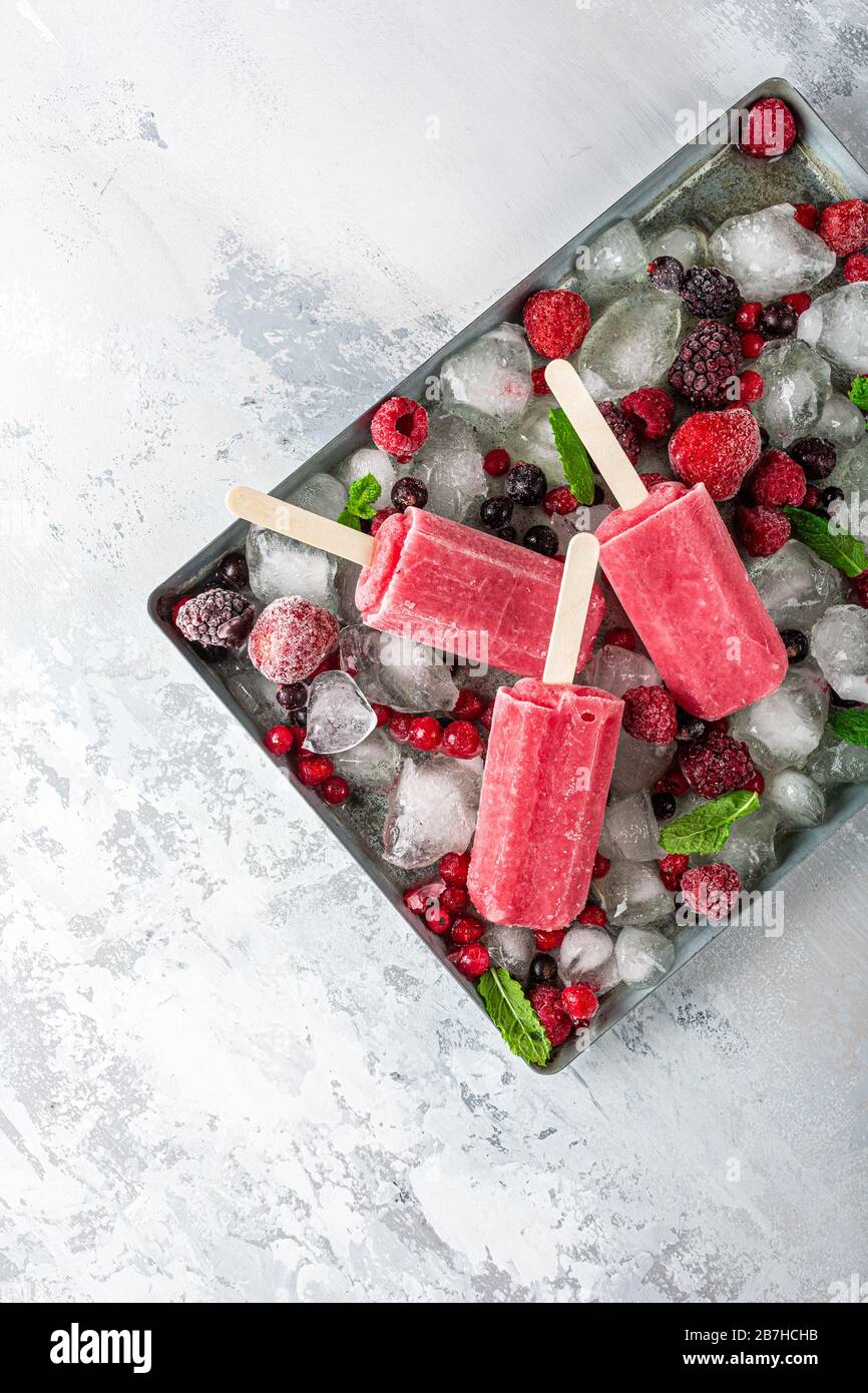 Hausgemachte Eis am Stiel Beere Stockfoto