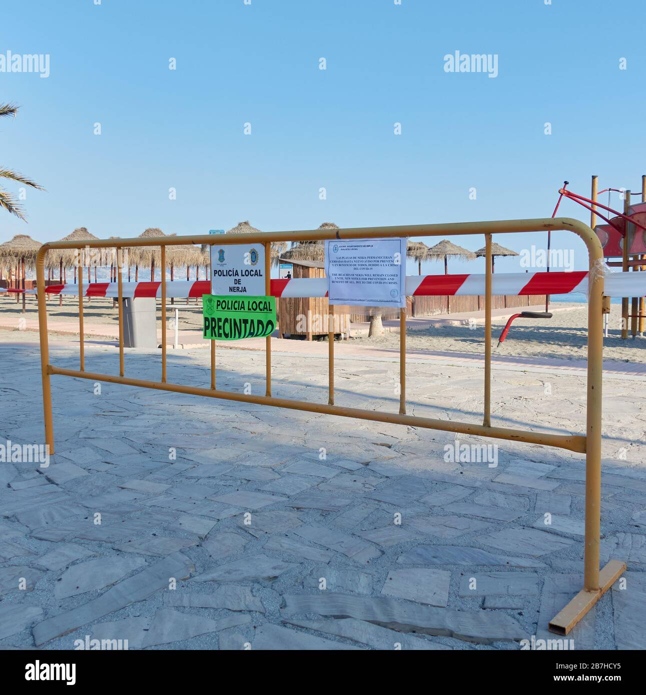 Ein örtliches Polizeischild warnt Urlauber vor einer Strandschließung aufgrund von sozialen Distanzierungsmaßnahmen des Coronavirus, Nerja, Málaga, Spanien Stockfoto