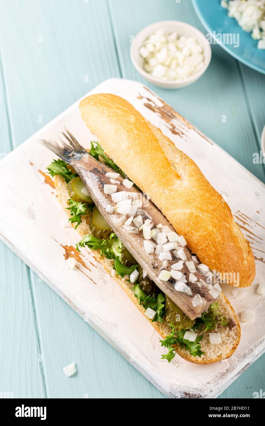 Traditionelle niederländische Snacks, Fisch Sandwich mit Hering Stockfoto