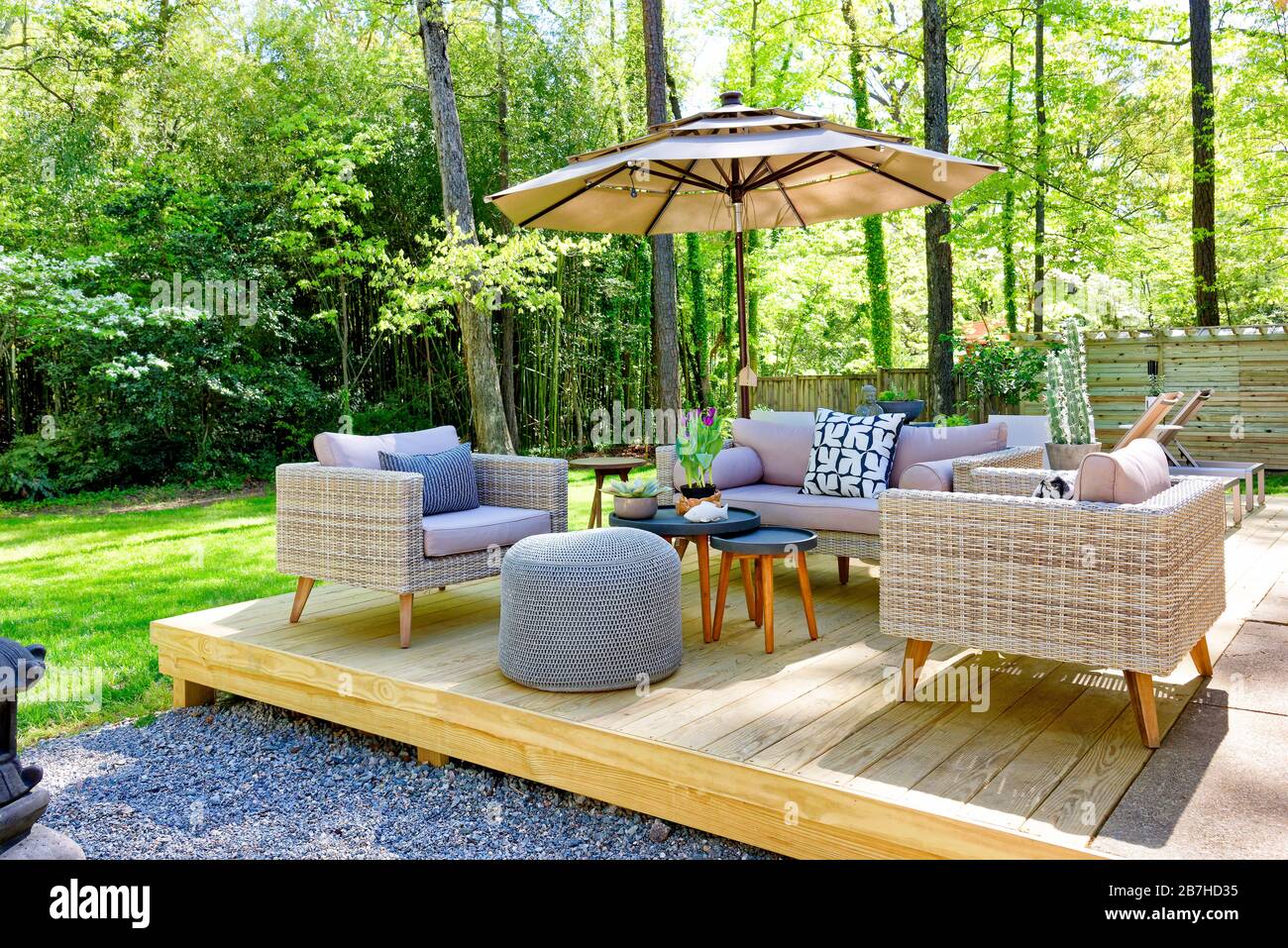 Holzdeck mit modernen Außenmöbeln, Sonnenschirm Stockfoto