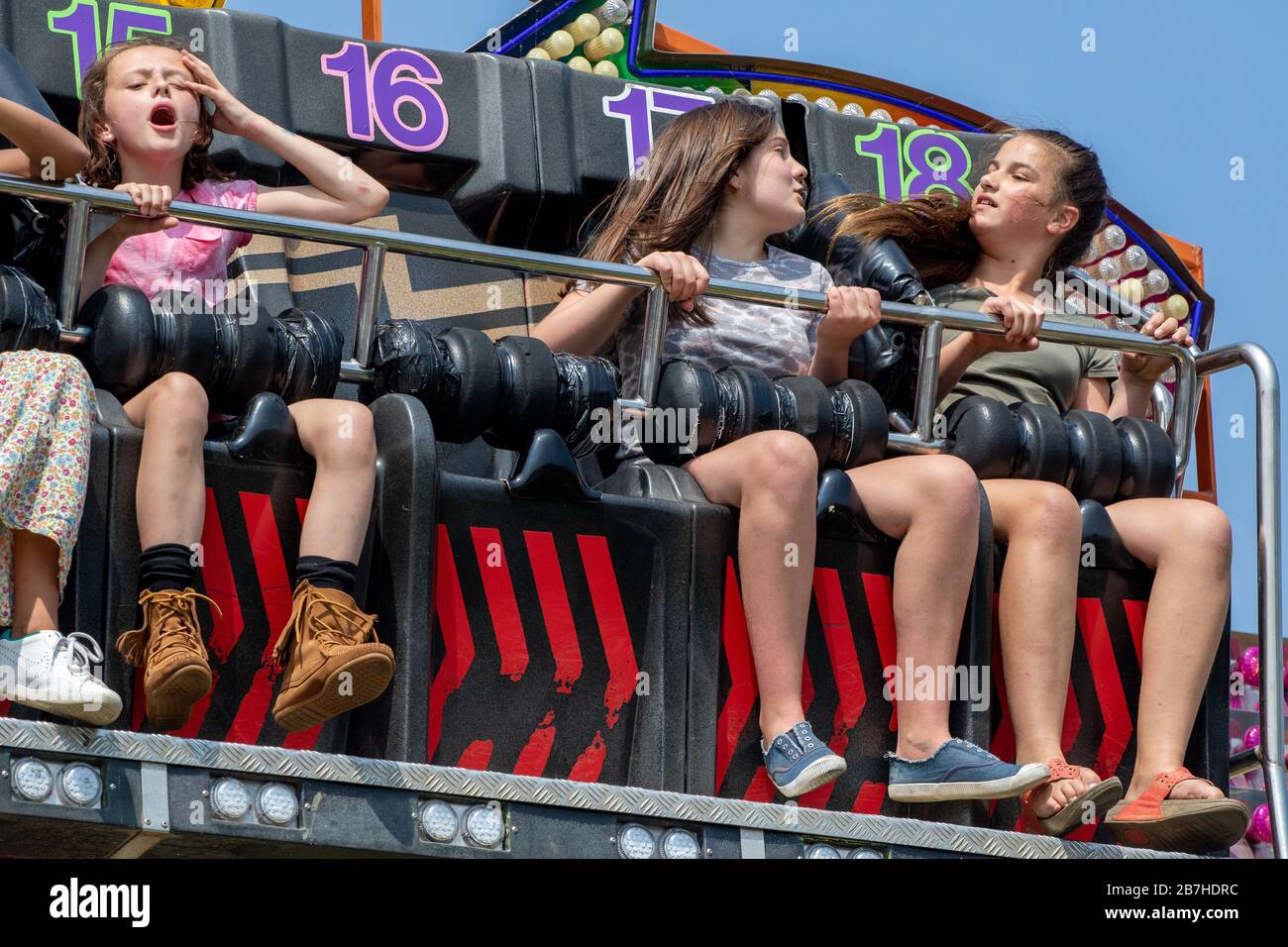 Die fliegenden Haare von Teenager-Mädchen auf einer lustigen fairen Fahrt Stockfoto