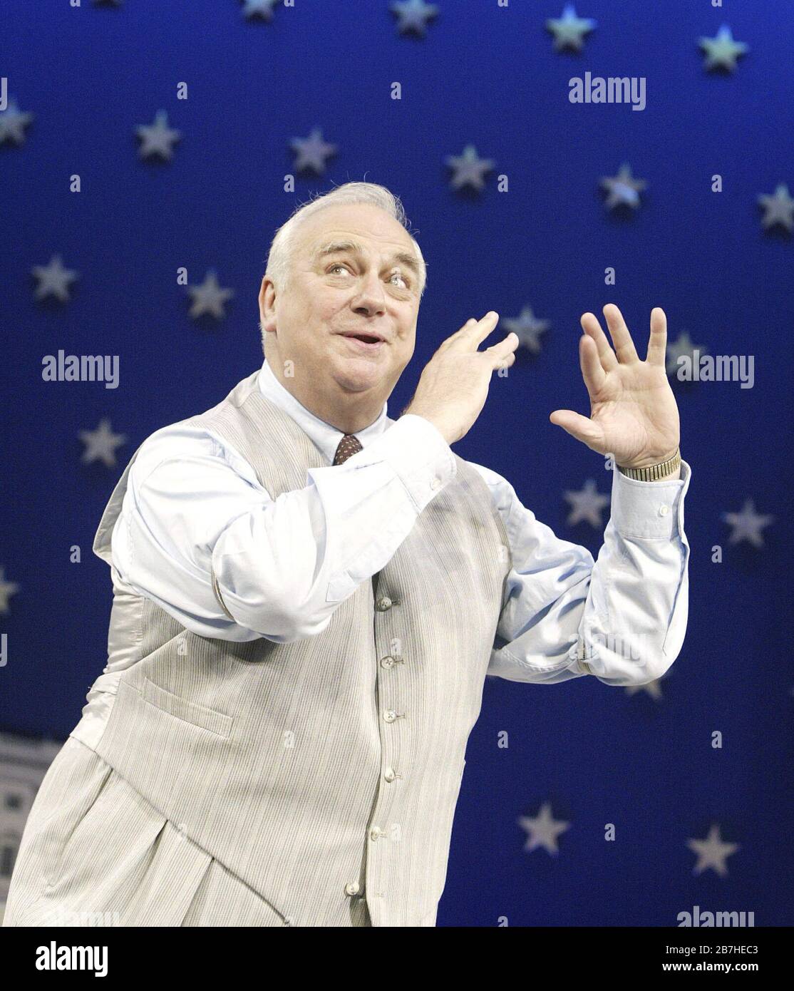 DAS SOLIDE GOLD CADILLAC von Howard Teichmann & George S. Kaufman Design: Ruari Murchison Lighting: Oliver Fenwick Regisseur: Ian Brown Roy Hudd (Edward L. McKeever) Garrick Theatre, London WC2 27/09/2004 (c) Donald Cooper Stockfoto