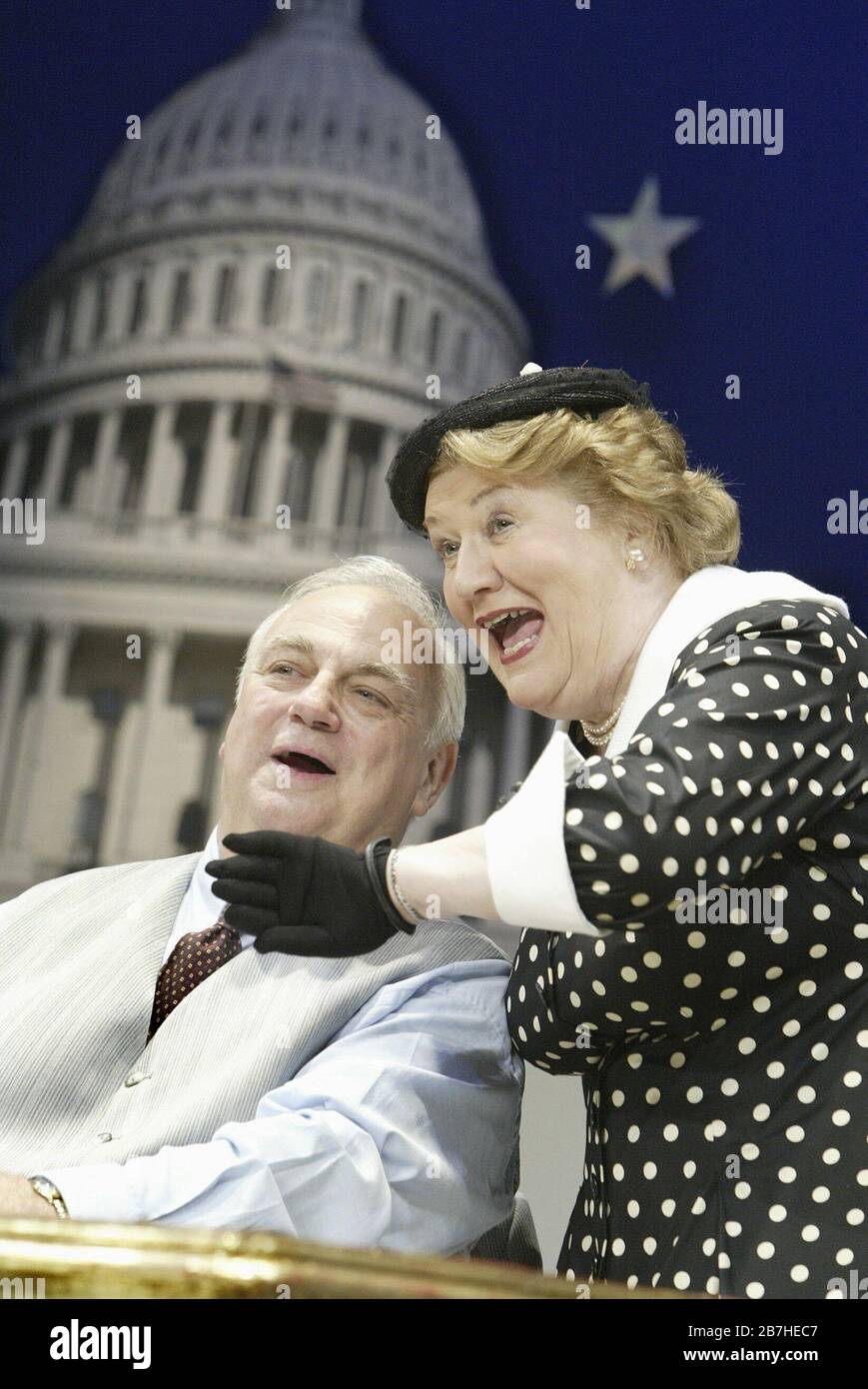 "THE SOLID GOLD CADILLAC" (Teichmann/Kaufman - Regie: Ian Brown) Roy Hudd (Edward L. McKeever), Patricia Routledge (Mrs Partridge) Garrick Theatre, London WC2 27/09/2004 (c) Donald Cooper Stockfoto