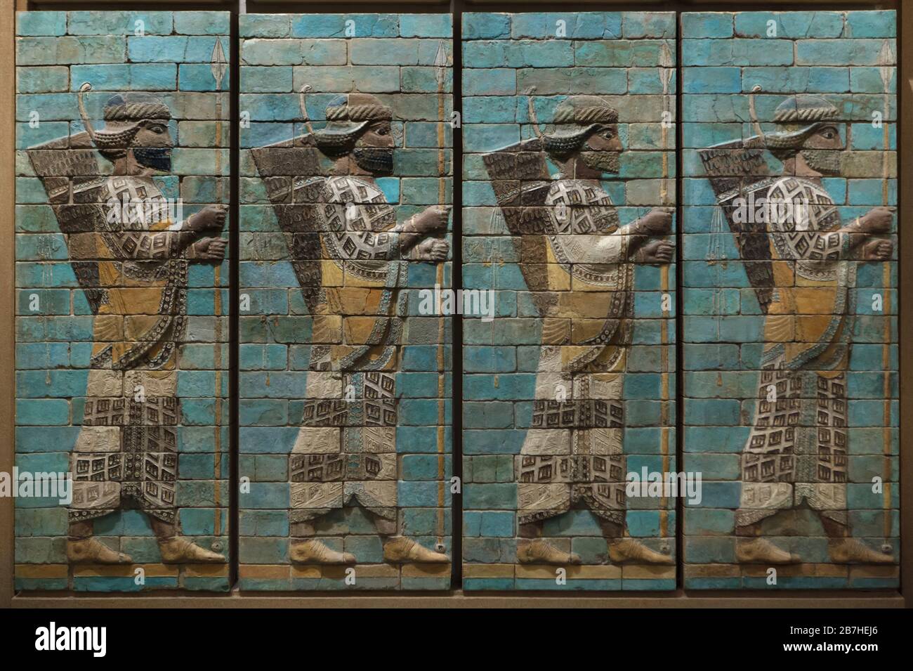 Fries der Bogenschützen aus dem Palast des persischen Königs Darius I. in Susa im Louvre in Paris, Frankreich ausgestellt. Stockfoto