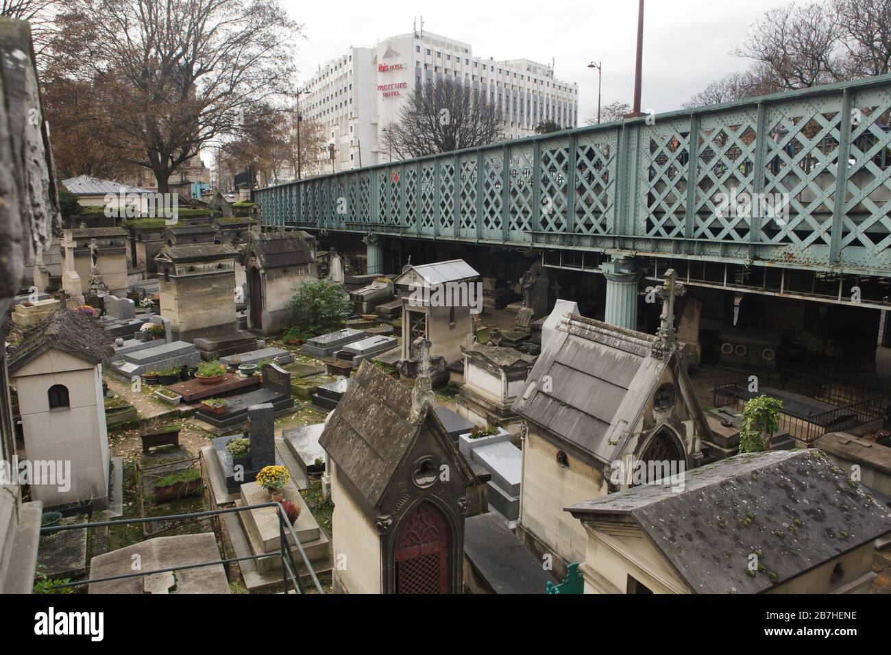Das Viadukt der Rue Caulaincourt führt durch den Montmartre Friedhof (Cimetière de Montmartre) in Paris, Frankreich. Stockfoto