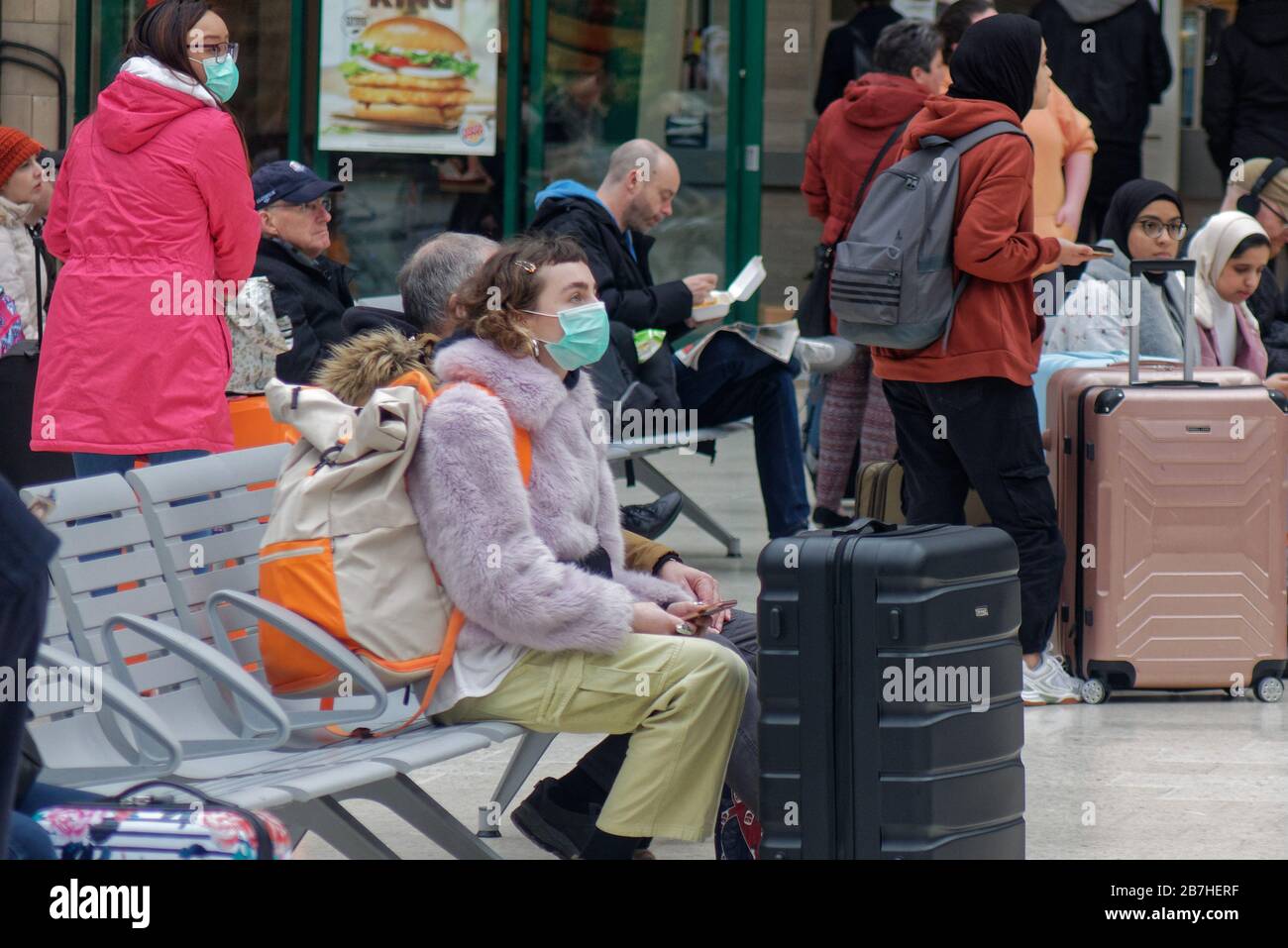 Glasgow, Schottland, Großbritannien, 16. März 2020: Mehr Masken, die jeden Tag erscheinen, mit Geschäften und Restaurants, die ihren Ansatz bei Hinweisen mit der Eisenbahn umreißen, auch betroffen, wenn sich die Sorgen über die Schrecken von Coronavirus erhöhen. Gerard Ferry/Alamy Live News Stockfoto