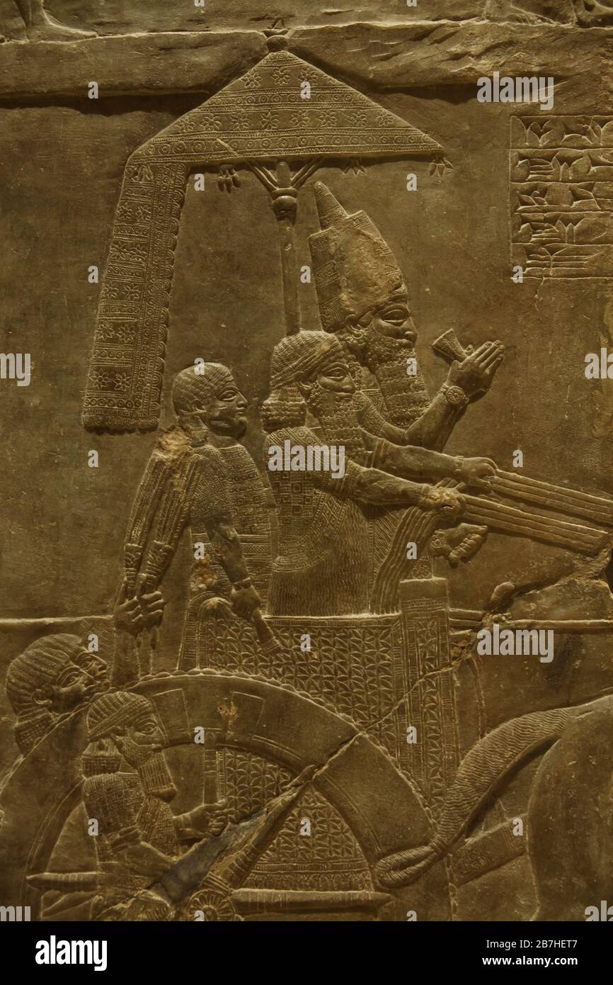 König Ashurbanipal während des Feldzugs gegen Elam im assyrischen Entlastung des Königspalasts Ashurbanipal in Ninive aus dem Jahr 645 v. Chr. ausgestellt im Louvre in Paris, Frankreich. Stockfoto