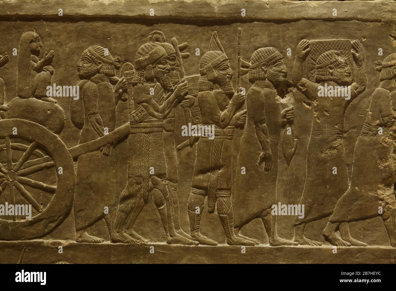 Die Kampagne der elamittischen Gefangenen des Königs Ashrbanipal gegen Elam wurde im Assyrerrelief vom Palast des Königs Ashurbanipal in Ninive aus dem Jahr 645 v. Chr. im Louvre in Paris, Frankreich, ausgestellt. Stockfoto