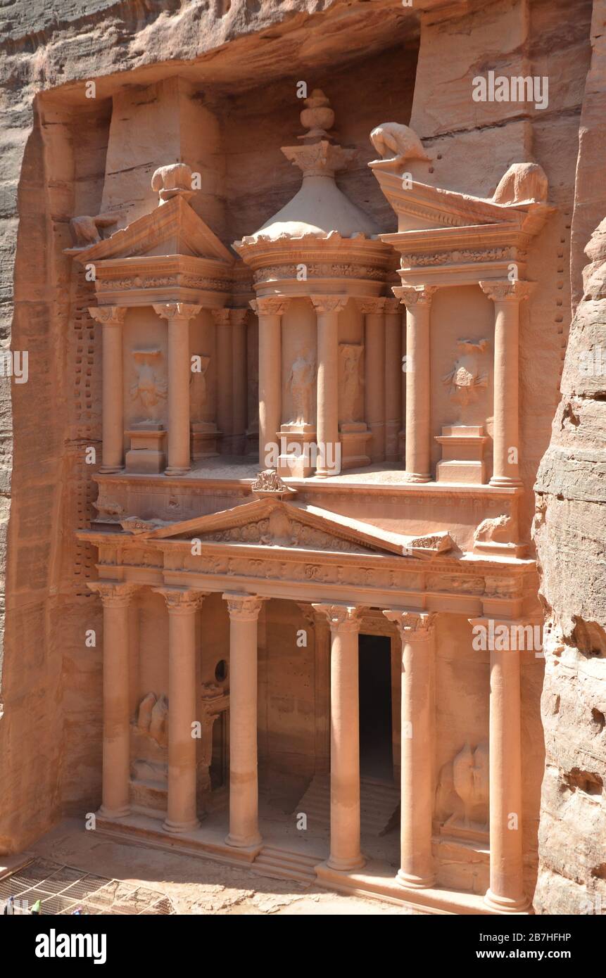 Fassade der alten Schatzkammer in Petra Stockfoto