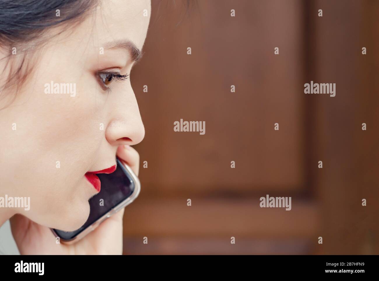 Frau im Gespräch auf dem Handy Stockfoto