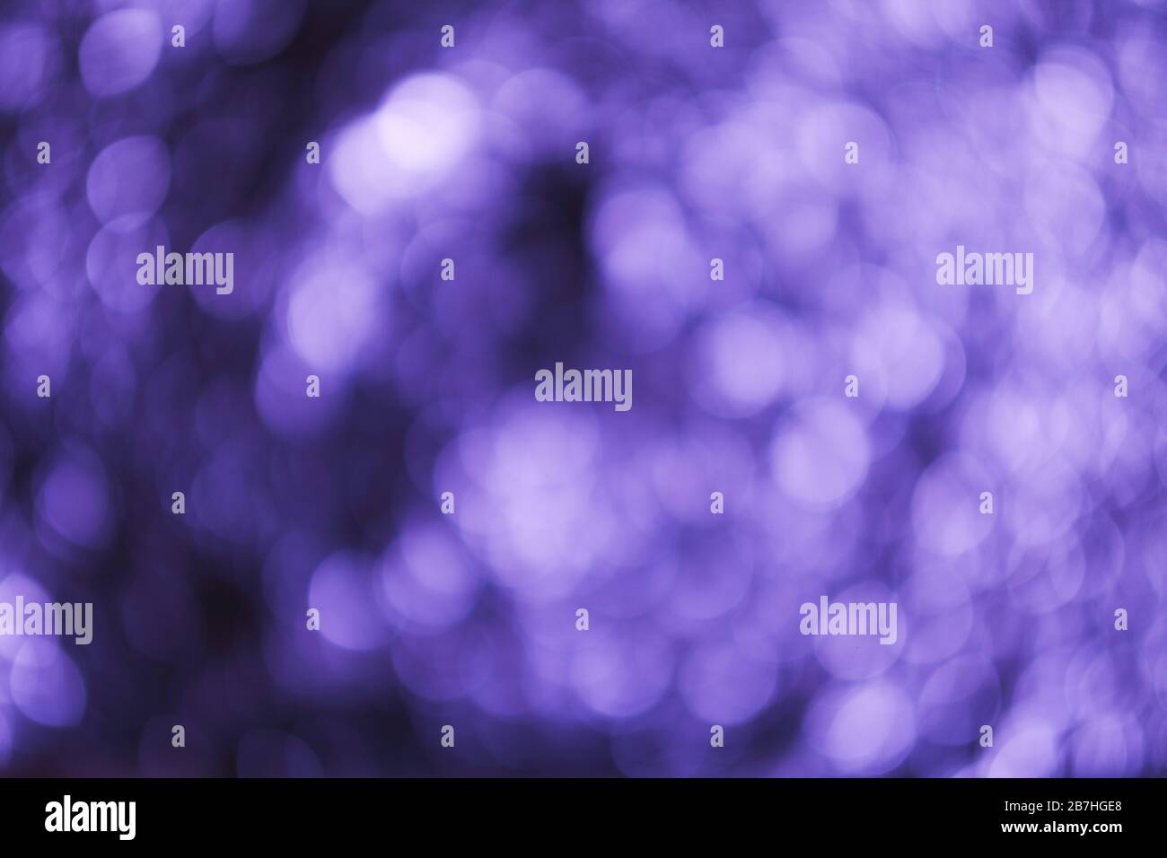 Entschärfte Aluminiumfolie in Violetttönen, festlicher Hintergrund Stockfoto