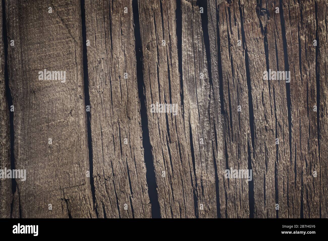 Draufsicht auf eine alte gerissene beschädigte Oberfläche einer braunen Holztafel. Abstrakter, moderner, trendy Holz-Textur-Hintergrund Stockfoto