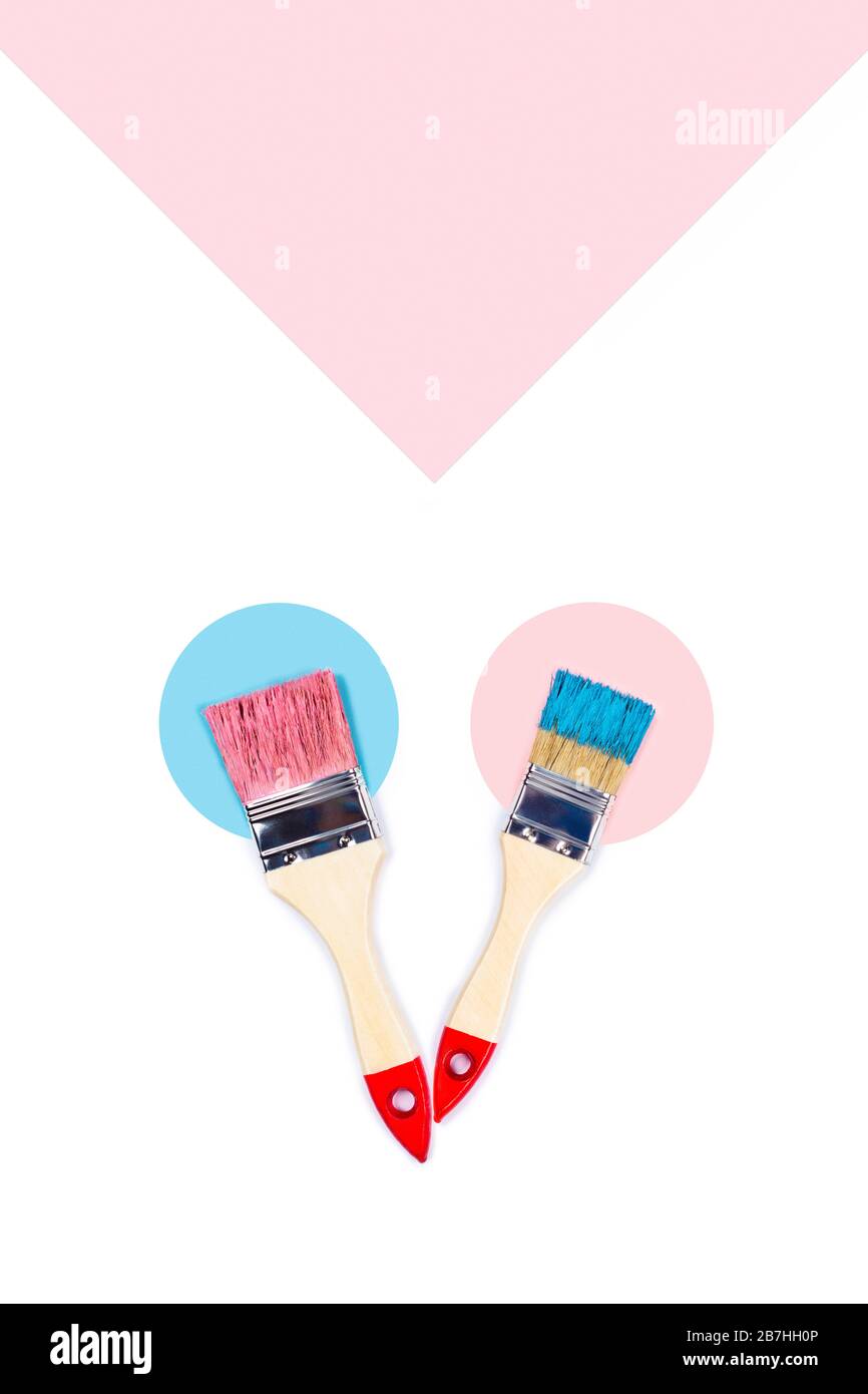 Weißer isolierter vertikaler Hintergrund mit pinkfarbenen und blauen Pinseln und Farbkreisen auf weißem Hintergrund. Stockfoto