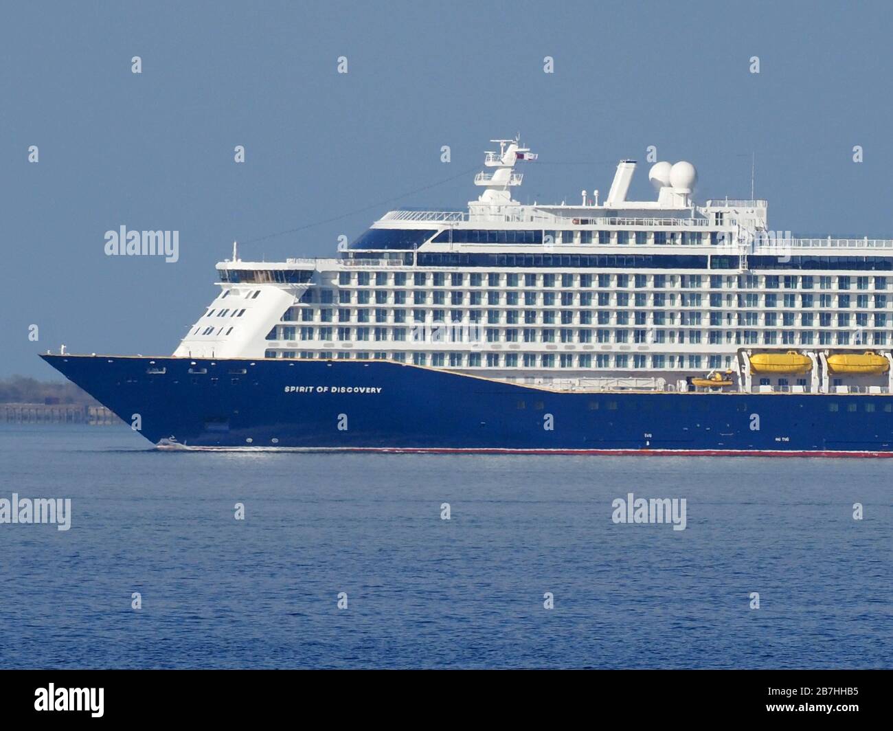 Sheerness, Kent, Großbritannien. März 2020. Saga's größtes und neuestes Kreuzfahrtschiff The 'Spirit of Discovery' ist heute Nachmittag auf der Themse angekommen, um in Tilbury zusammen mit anderen Grauselinern angelegt zu werden. Saga suspendiert die Operationen wegen Coronavirus für zwei Monate. Kredit: James Bell/Alamy Live News Stockfoto