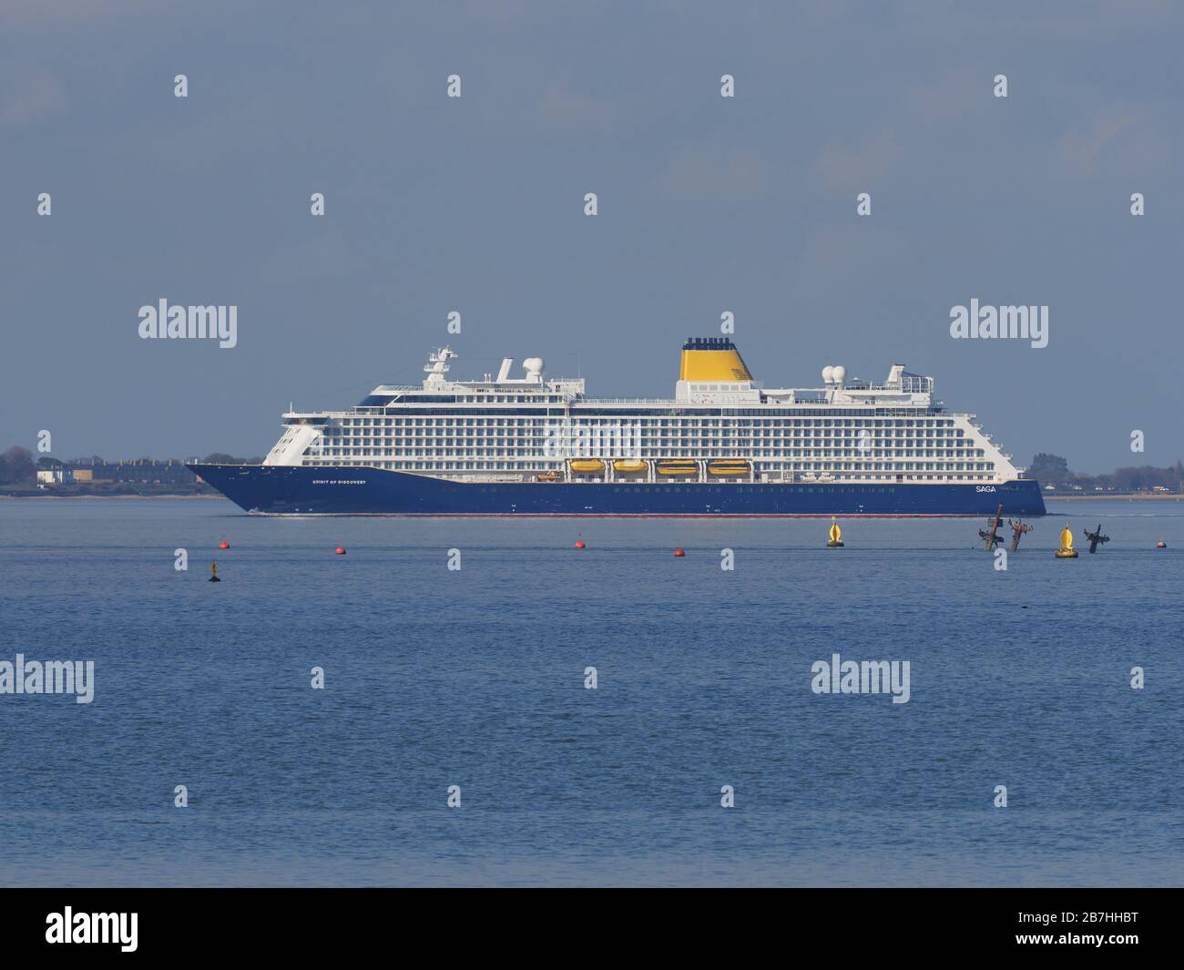 Sheerness, Kent, Großbritannien. März 2020. Saga's größtes und neuestes Kreuzfahrtschiff The 'Spirit of Discovery' ist heute Nachmittag auf der Themse angekommen, um in Tilbury zusammen mit anderen Grauselinern angelegt zu werden. Saga suspendiert die Operationen wegen Coronavirus für zwei Monate. Kredit: James Bell/Alamy Live News Stockfoto