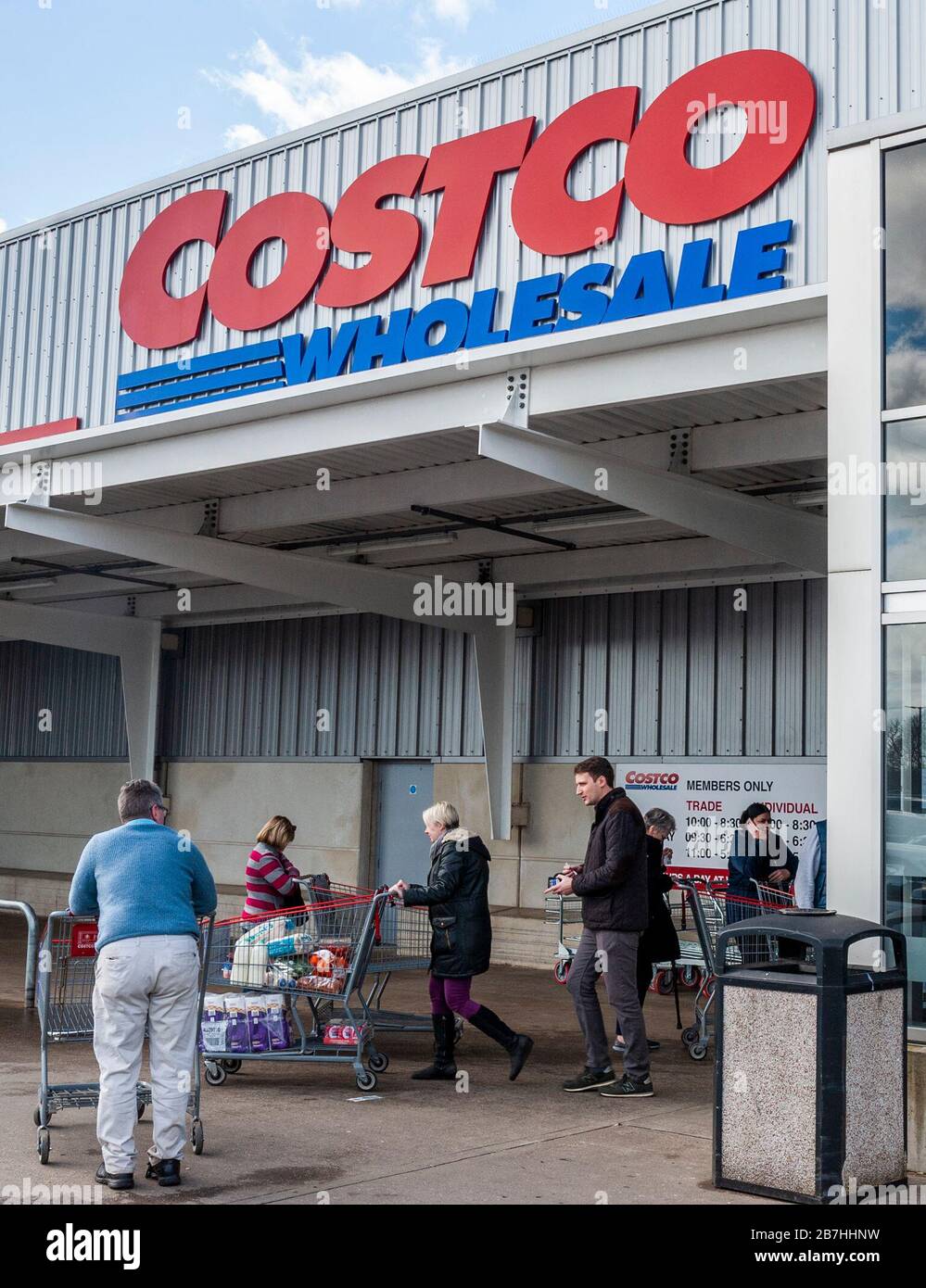 Coventry, West Midlands, Großbritannien. März 2020. Käufer strömen zum Großhändler von Costco und kaufen Produkte in Panik aufgrund des Coronavirus. Kredit: Andy Gibson/Alamy Live News Stockfoto