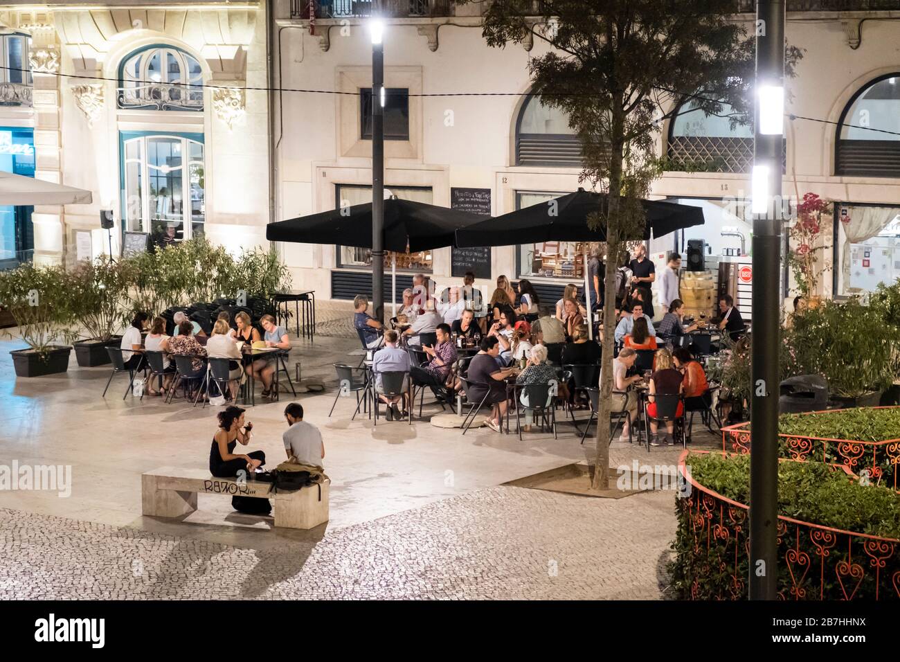 Gäste in einem Restaurant und Bar im Freien, Lissabon, Portugal Stockfoto