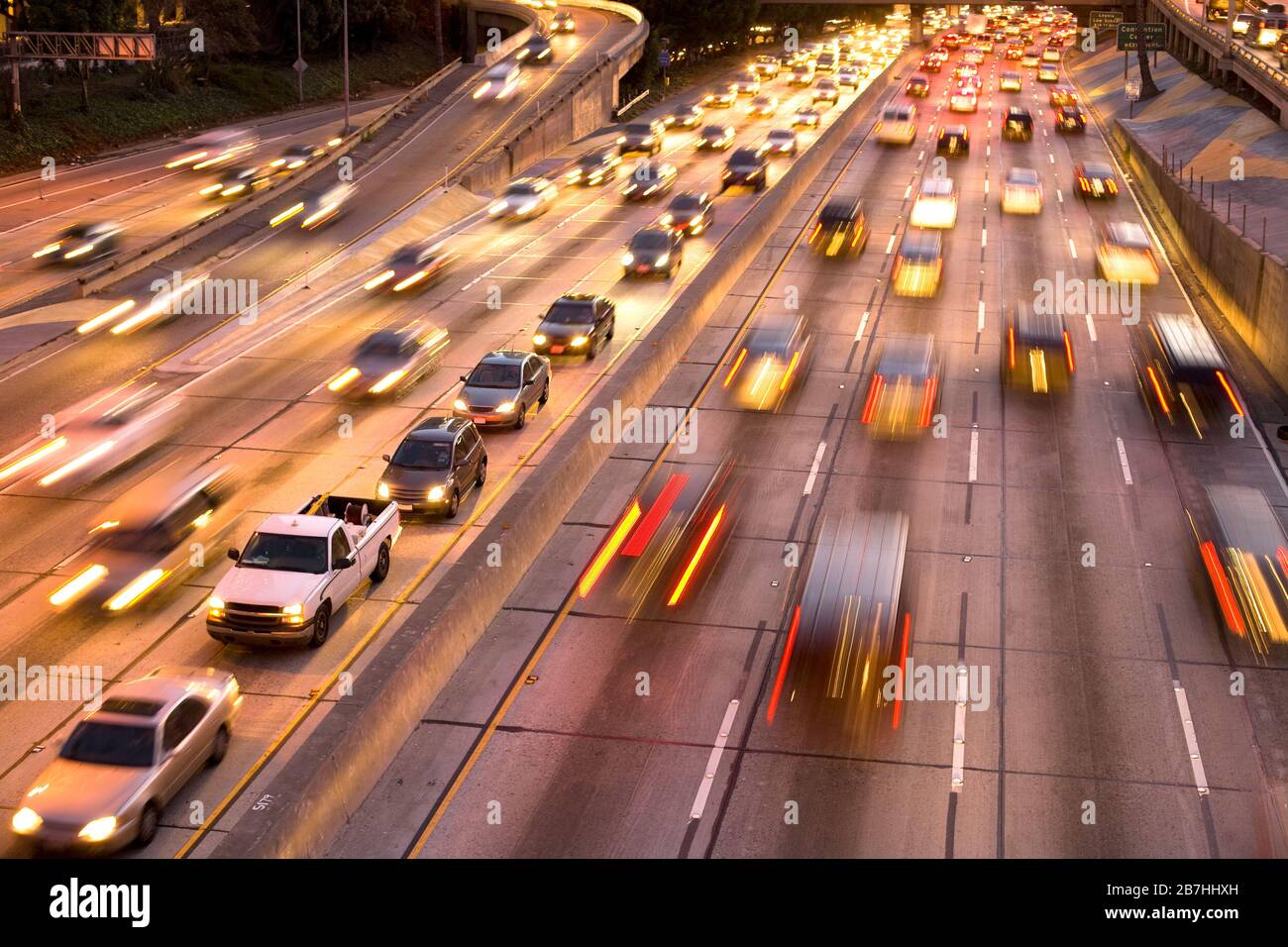 Verkehr auf dem Harbor Freeway, im Stadtzentrum von Los Angeles, Kalifornien, Vereinigte Staaten Stockfoto