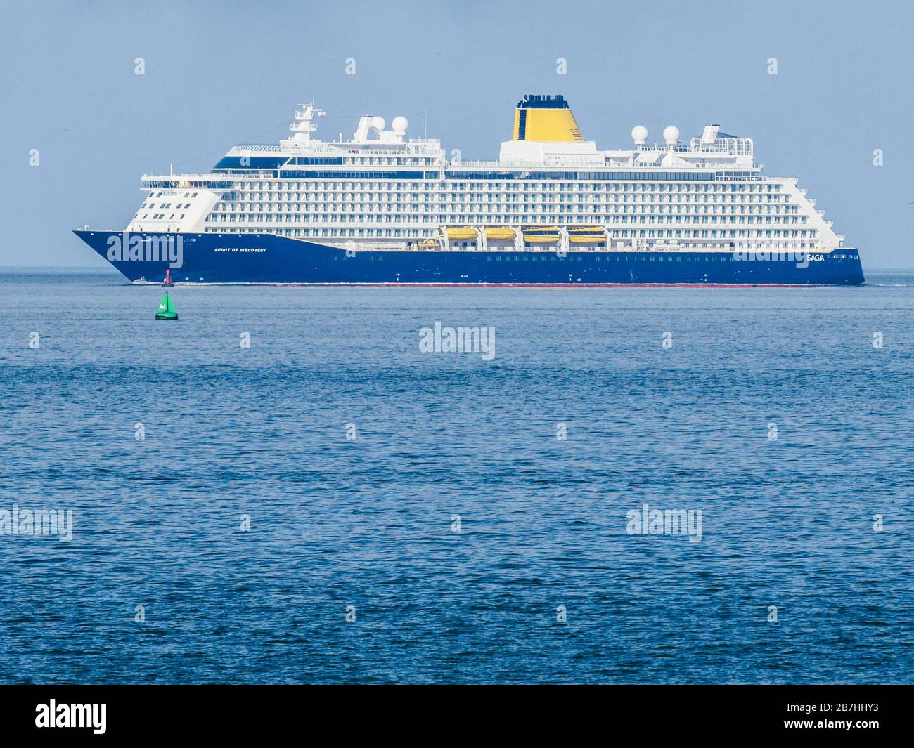 Sheerness, Kent, Großbritannien. März 2020. Saga's größtes und neuestes Kreuzfahrtschiff The 'Spirit of Discovery' ist heute Nachmittag auf der Themse angekommen, um in Tilbury zusammen mit anderen Grauselinern angelegt zu werden. Saga suspendiert die Operationen wegen Coronavirus für zwei Monate. Kredit: James Bell/Alamy Live News Stockfoto