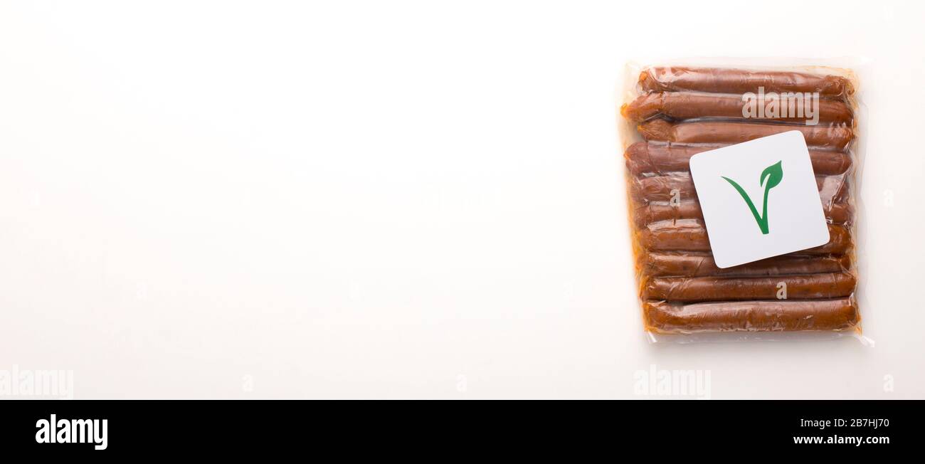Zeichen von gefälschtem Fleisch auf fleischlosen Würstchen im Paket Stockfoto