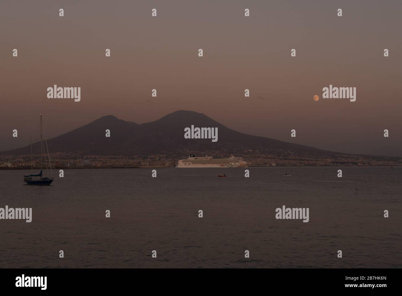 Der Mond steigt hinter dem Vesuvio in Neapel, Italien Stockfoto