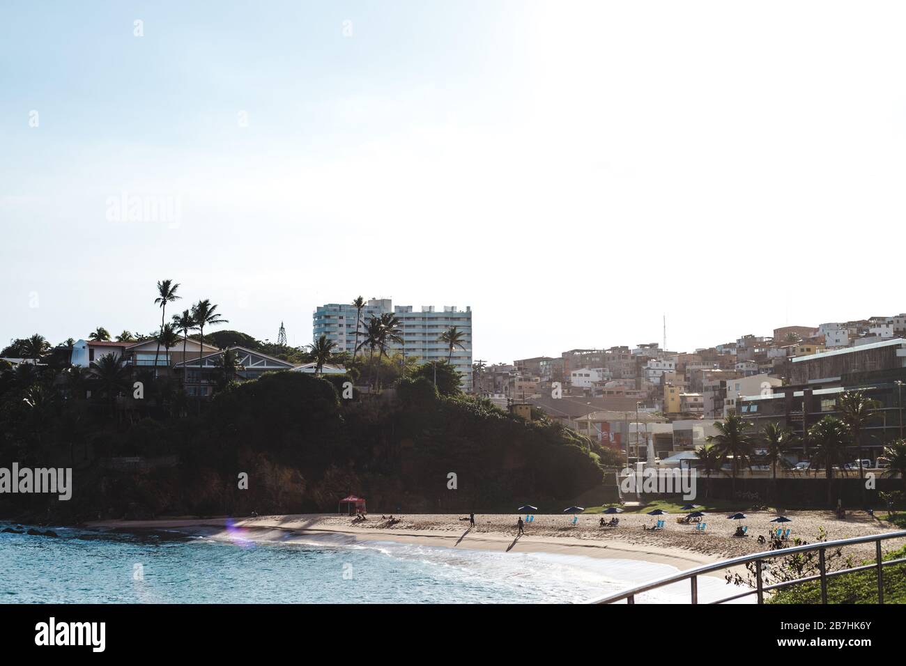 Sonne scheint über die Nachbarschaft von Rio Vermelho mit einem Strand in einer Bucht in der Stadt Salvador, Bahia im Nordosten Brasiliens Stockfoto